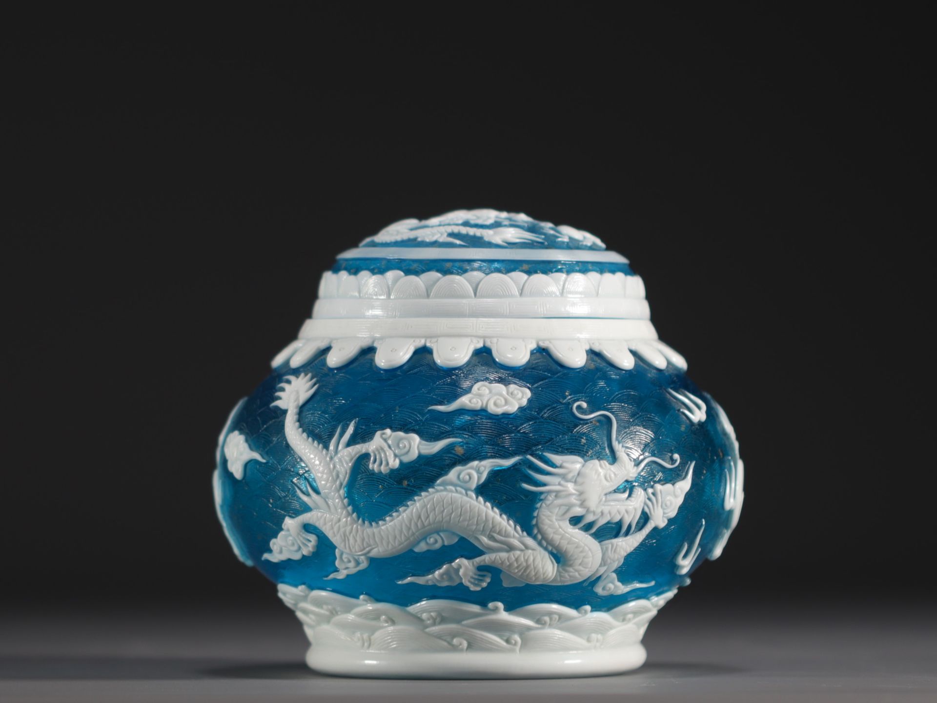 China - Peking glassware covered pot decorated with dragons and gold flakes. - Image 2 of 5