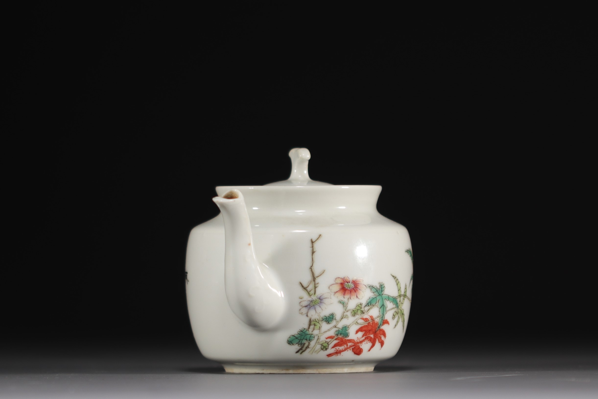 China - Jiangxi porcelain teapot with floral decoration, early 20th century. - Image 2 of 4