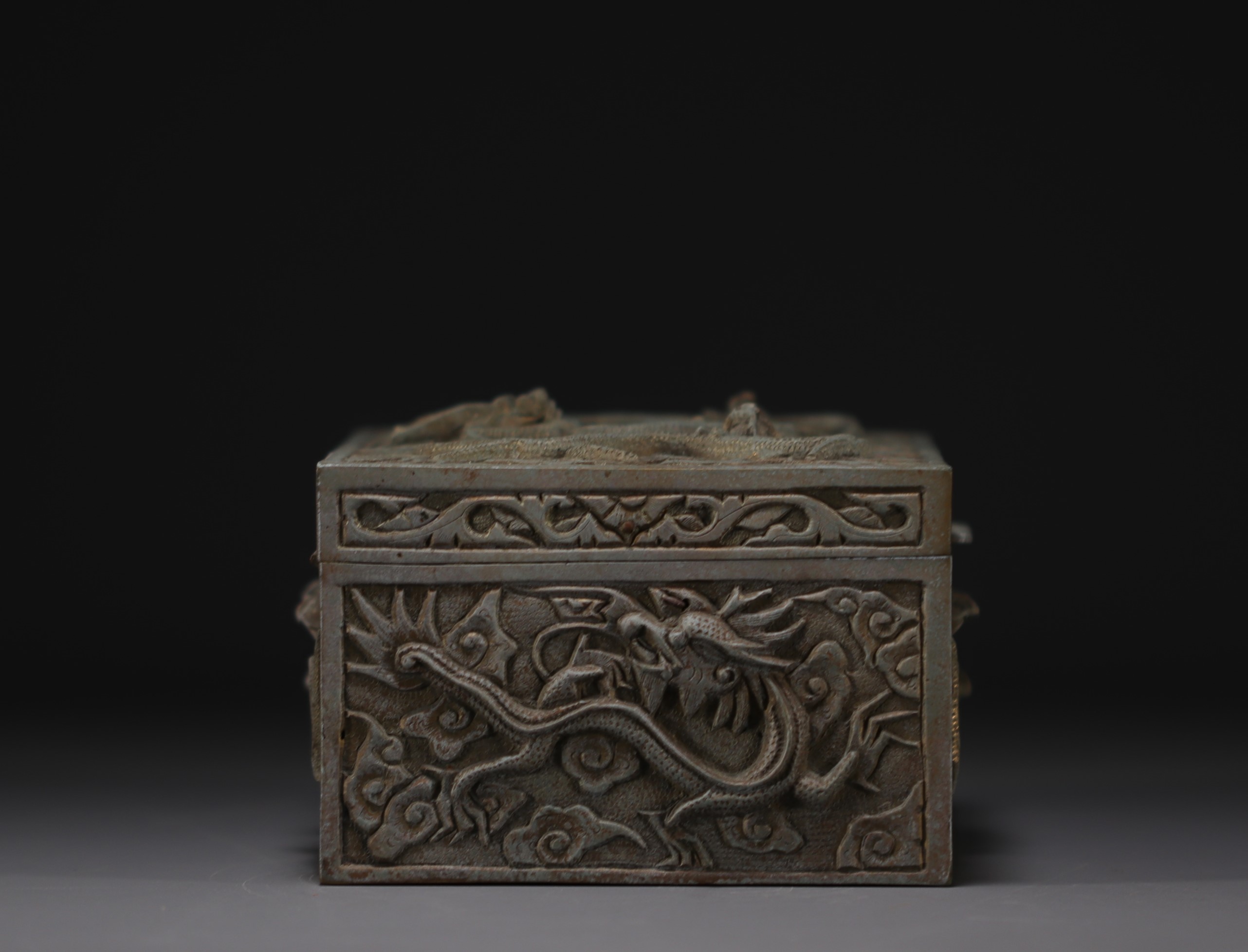 China - Patinated brass cigar box decorated with dragons. - Image 3 of 7