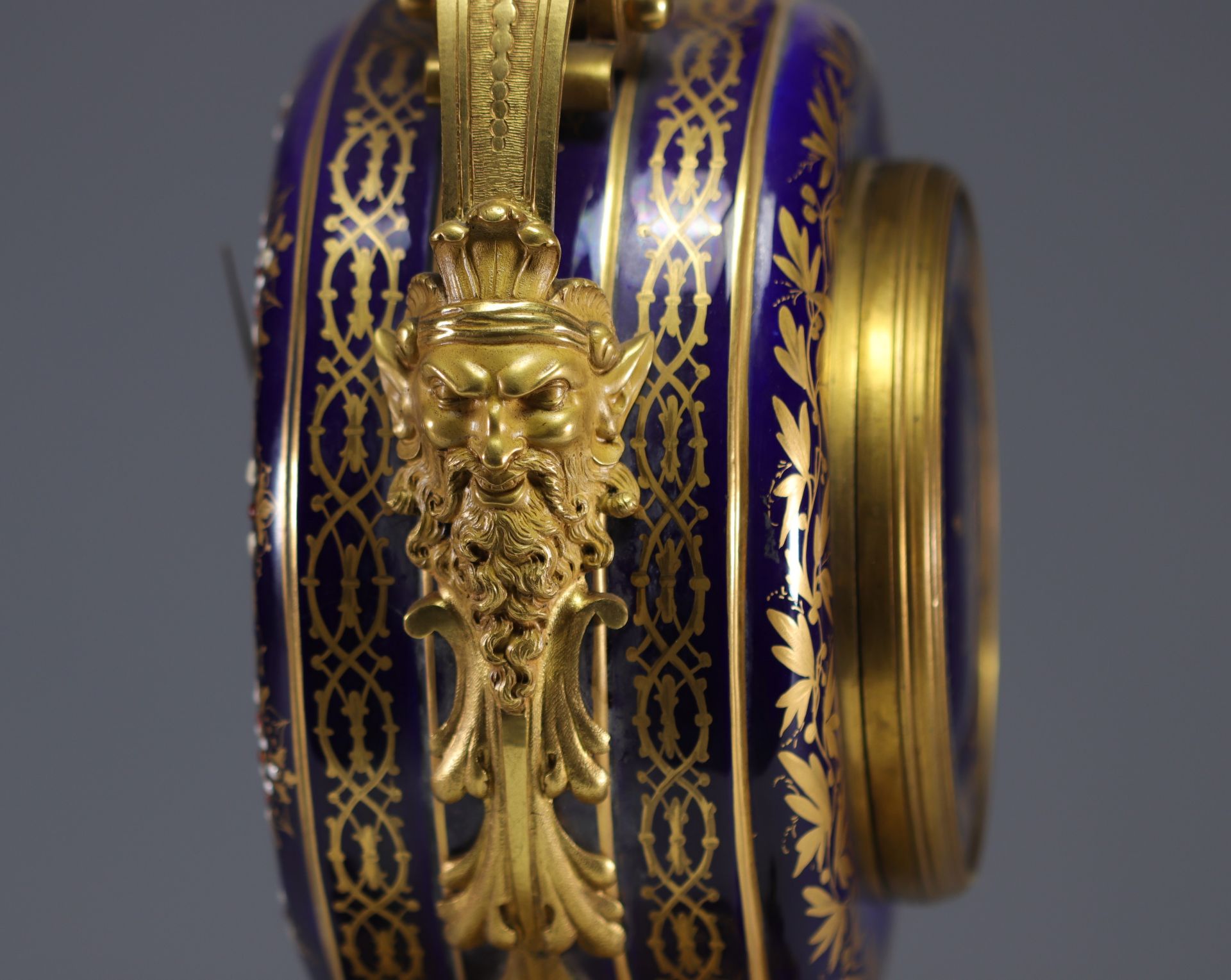 A rare Sevres porcelain and gilt bronze clock decorated with cherubs. - Bild 2 aus 8