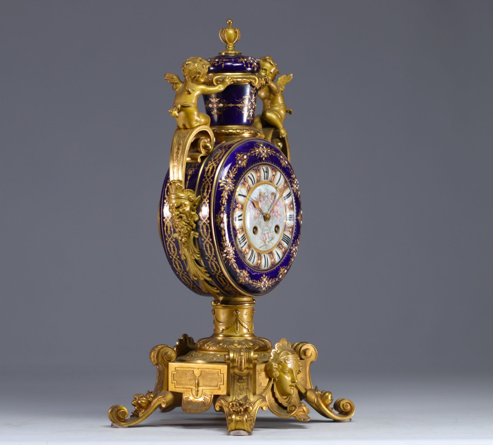 A rare Sevres porcelain and gilt bronze clock decorated with cherubs. - Bild 3 aus 8