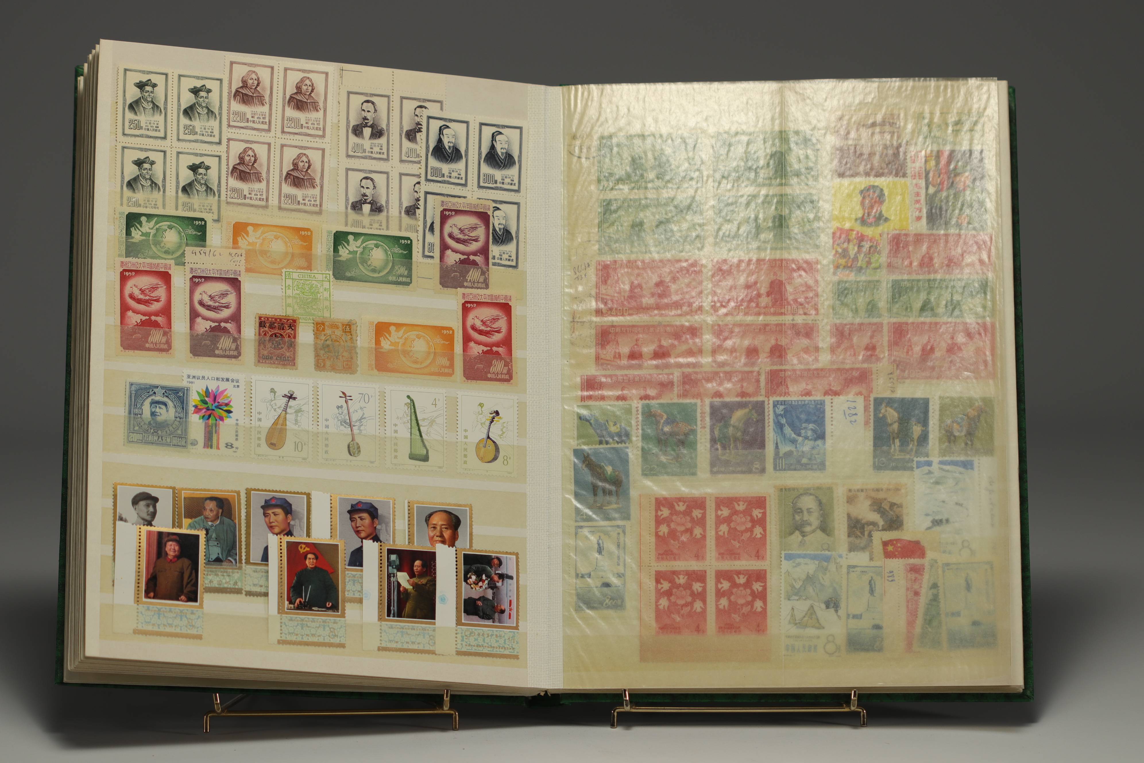 Set of 26 albums of world stamps, China, Japan, Middle East, Europe, etc. (Lot 3) - Image 10 of 17