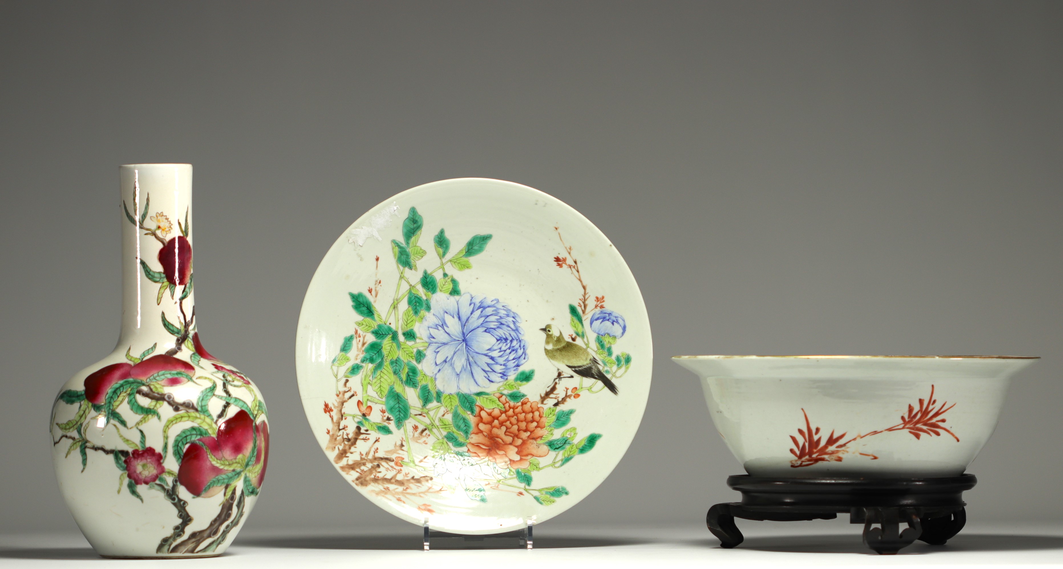 China - Set of two 19th century plates and a 20th century vase with nine peaches in polychrome porce - Image 2 of 3
