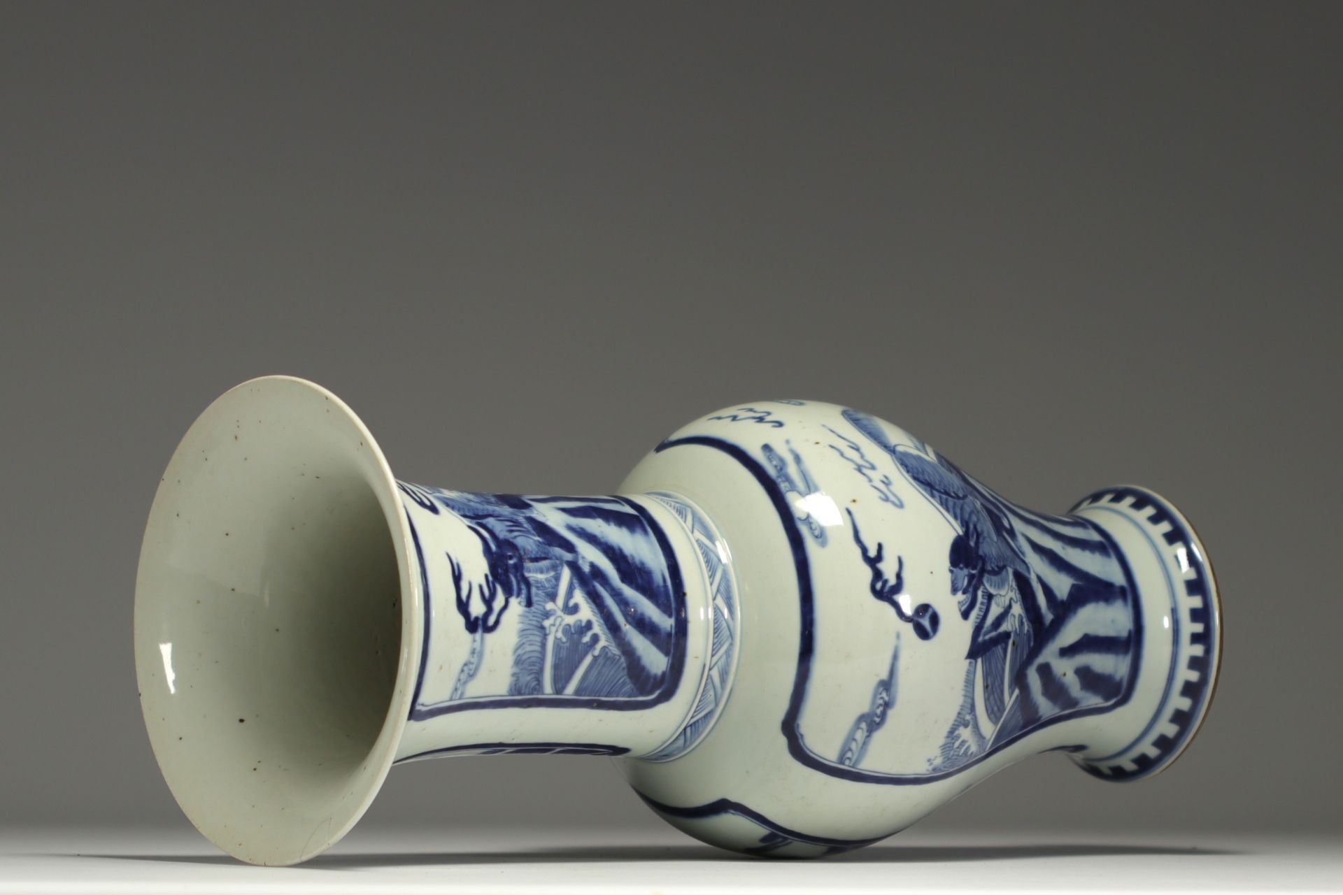 China - Large white-blue vase with chimera design. - Bild 5 aus 5