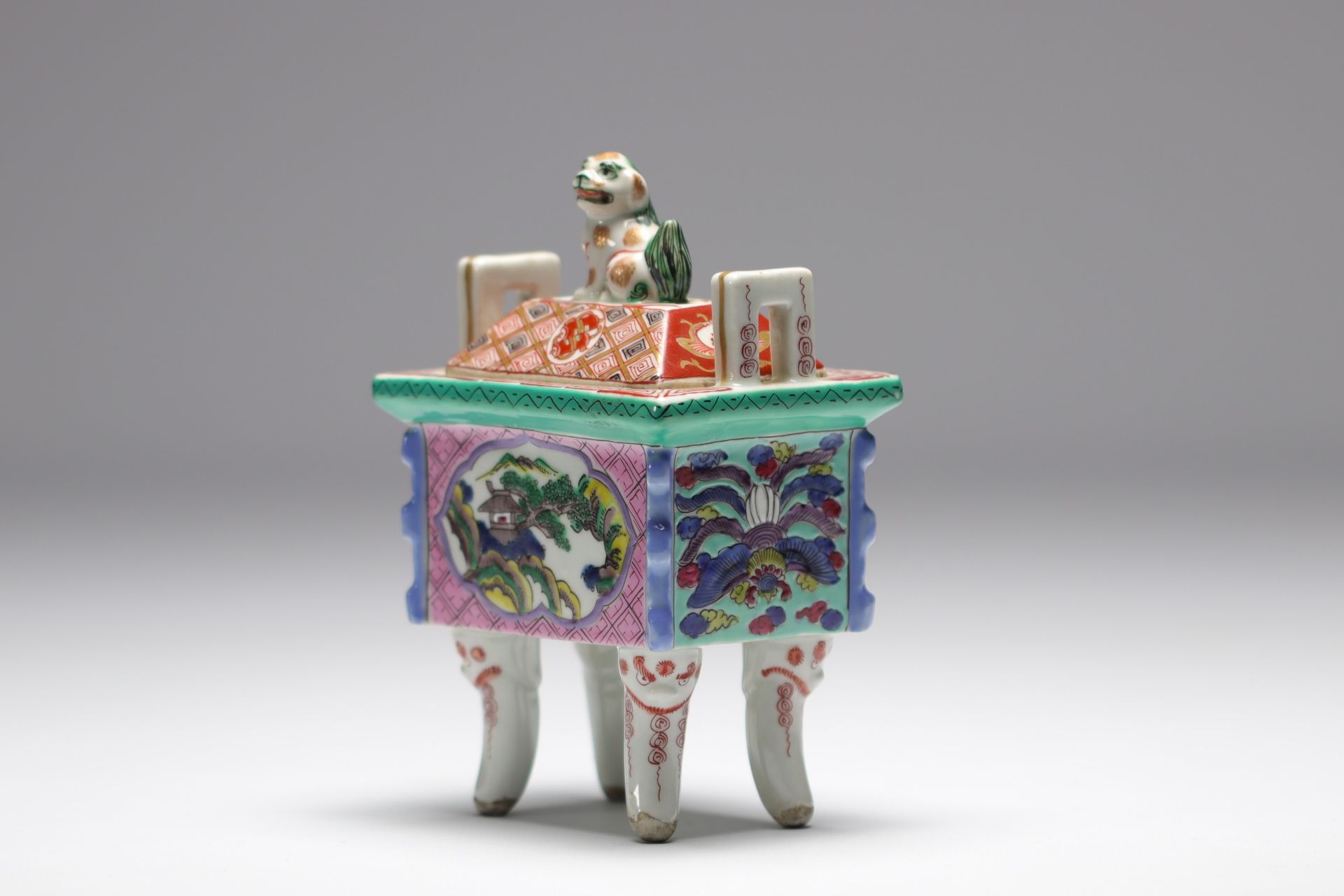 China - Polychrome porcelain perfume burner with landscape decoration. - Bild 2 aus 3