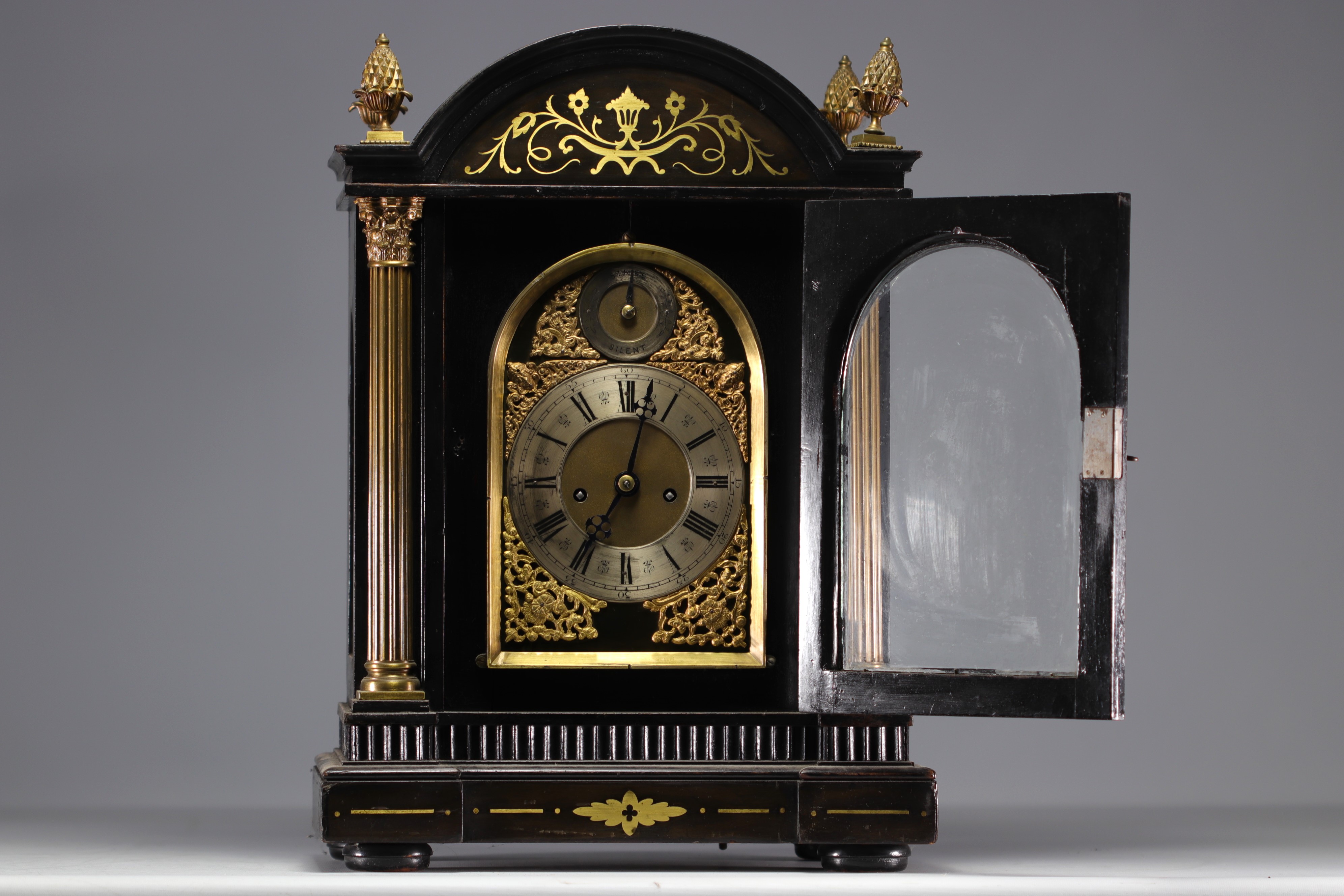 Mantel clock with striking mechanism in veneered wood, bronze and brass, 18th century. - Image 3 of 4