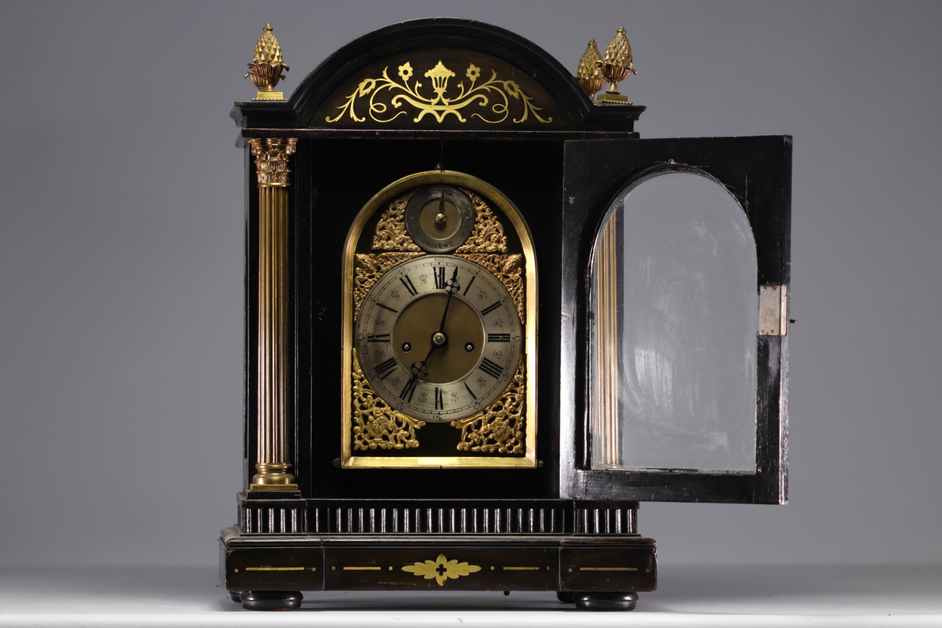 Mantel clock with striking mechanism in veneered wood, bronze and brass, 18th century. - Bild 3 aus 4