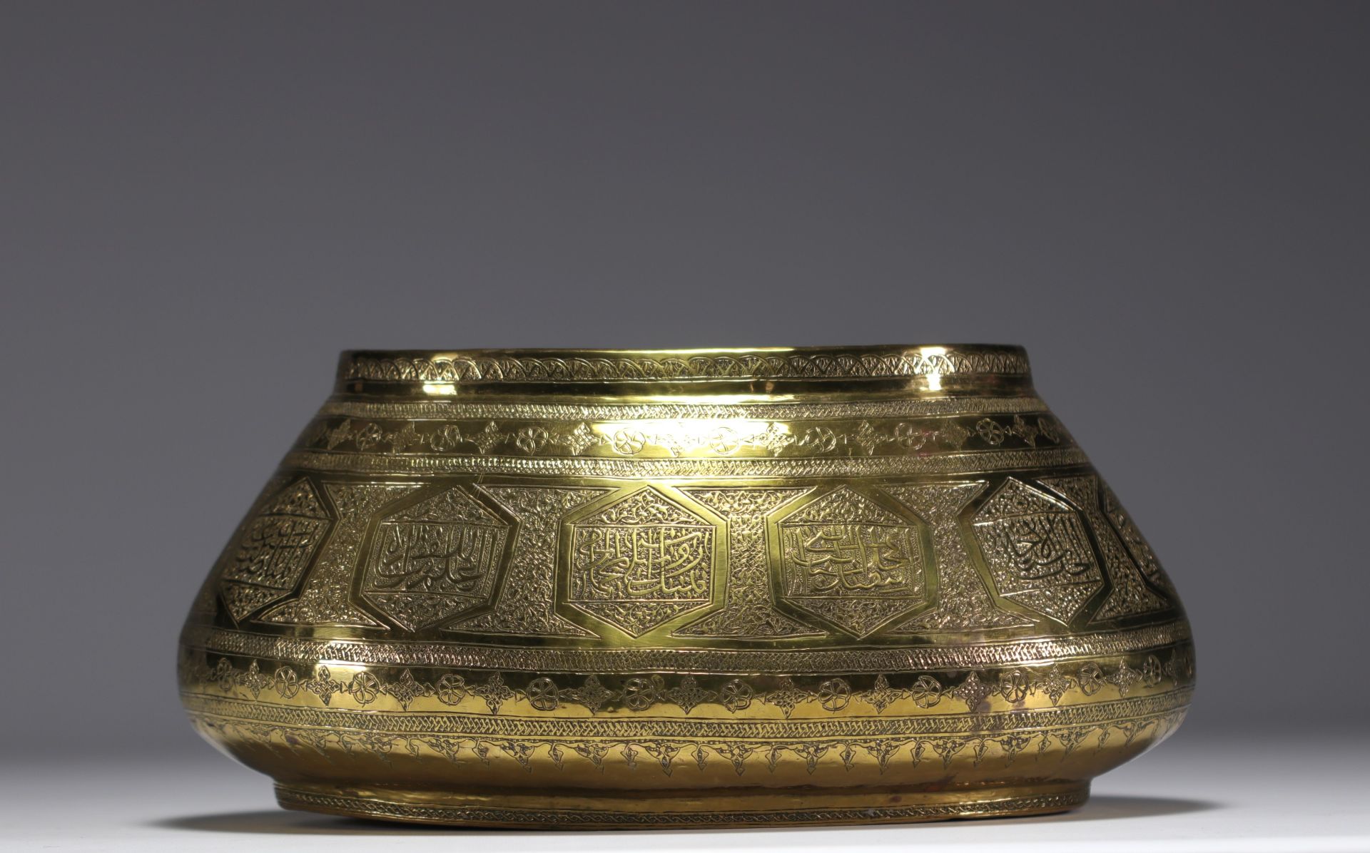 Iran - An old chased brass "Tas" basin decorated with flowers and wishes, 19th century. - Bild 3 aus 3