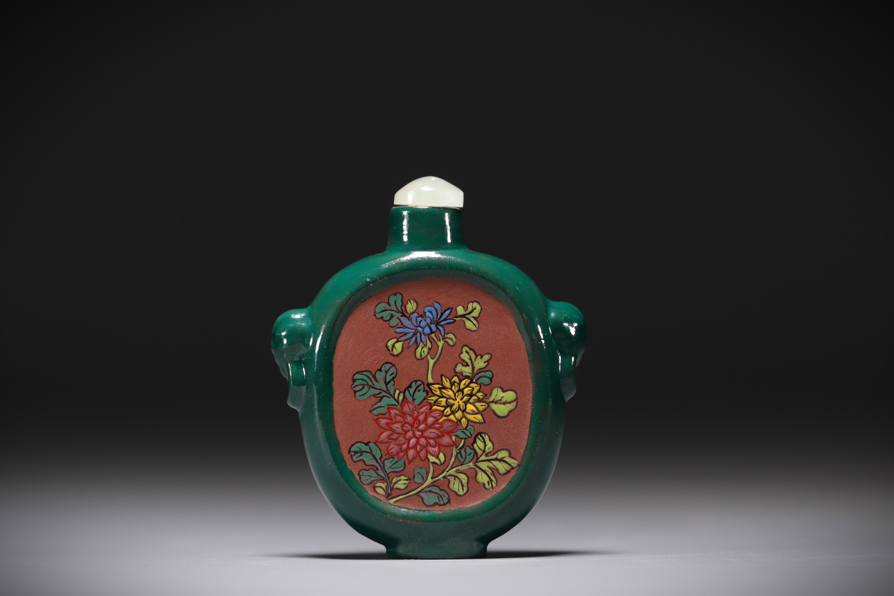 China - Ceramic snuffbox with floral decoration, circa 1900. - Image 3 of 4