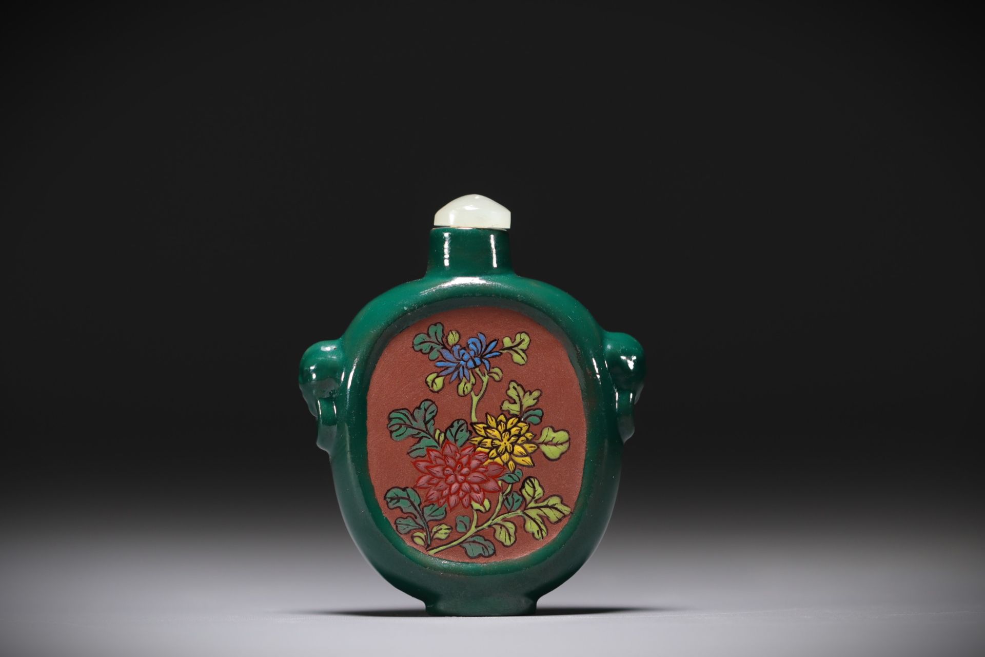 China - Ceramic snuffbox with floral decoration, circa 1900. - Bild 3 aus 4