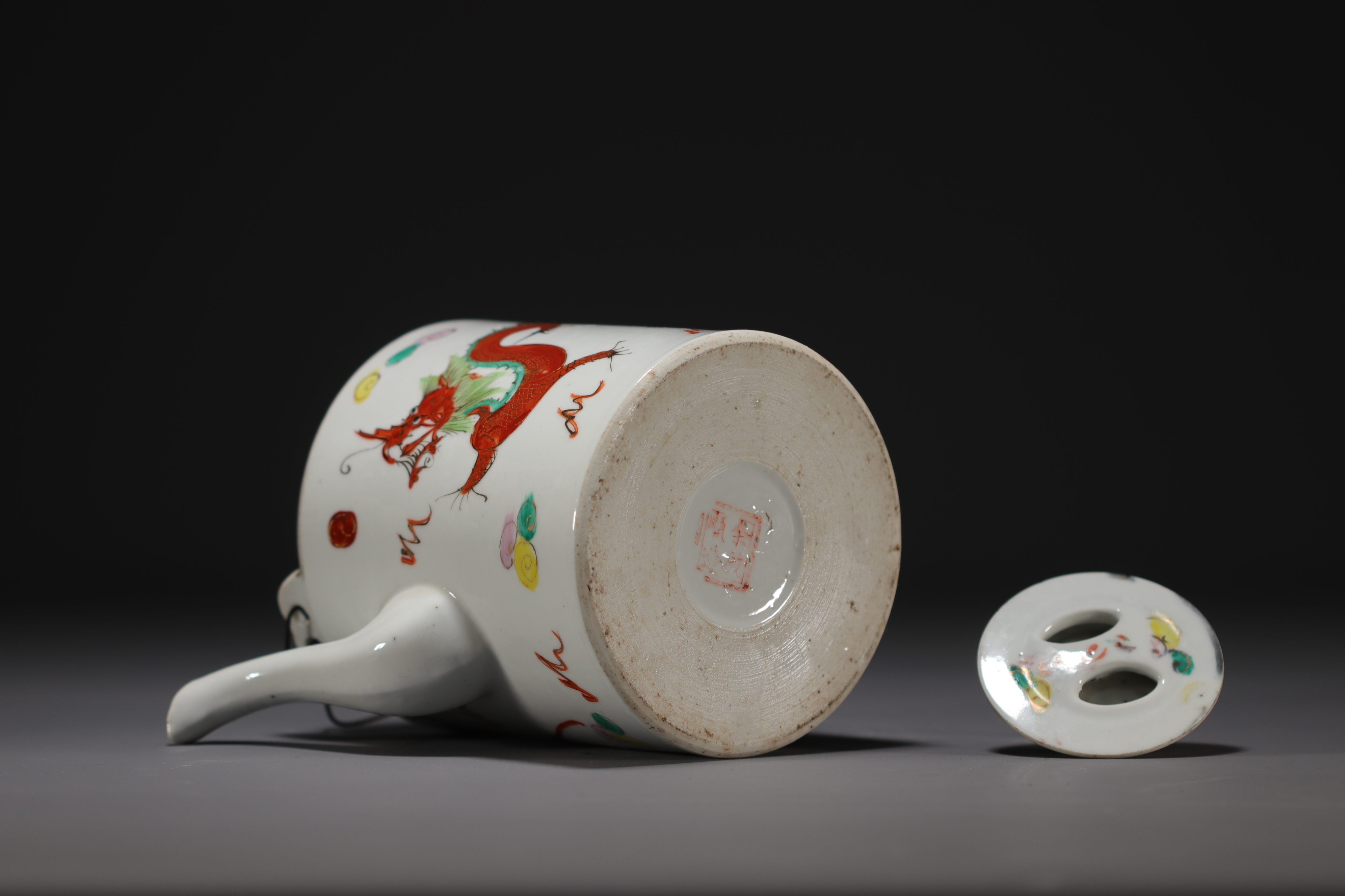 China - Porcelain teapot with dragon design, circa 1900. - Image 4 of 4