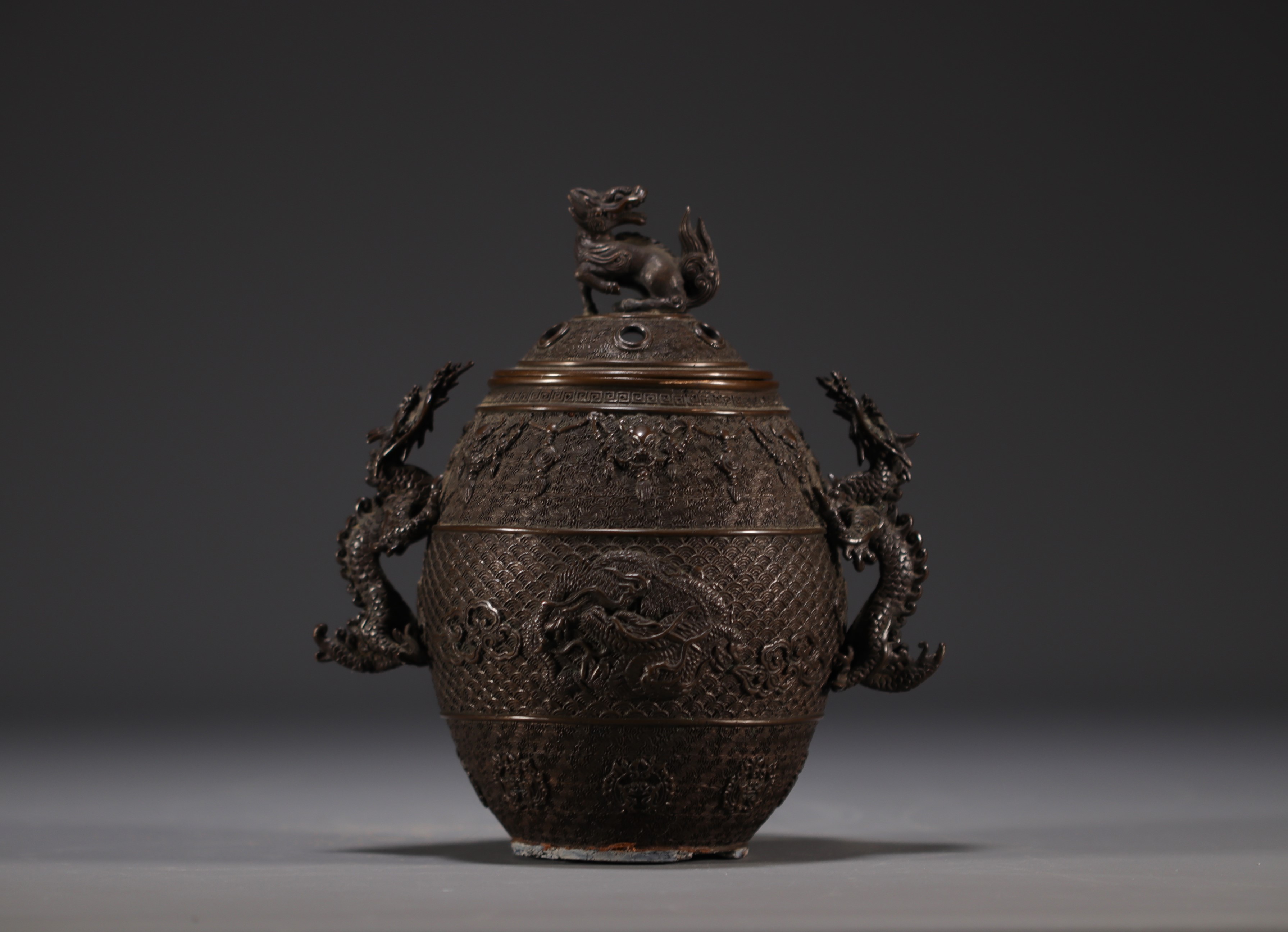 China - Bronze perfume burner decorated with dragons, lid surmounted by a Fo dog. - Image 3 of 5