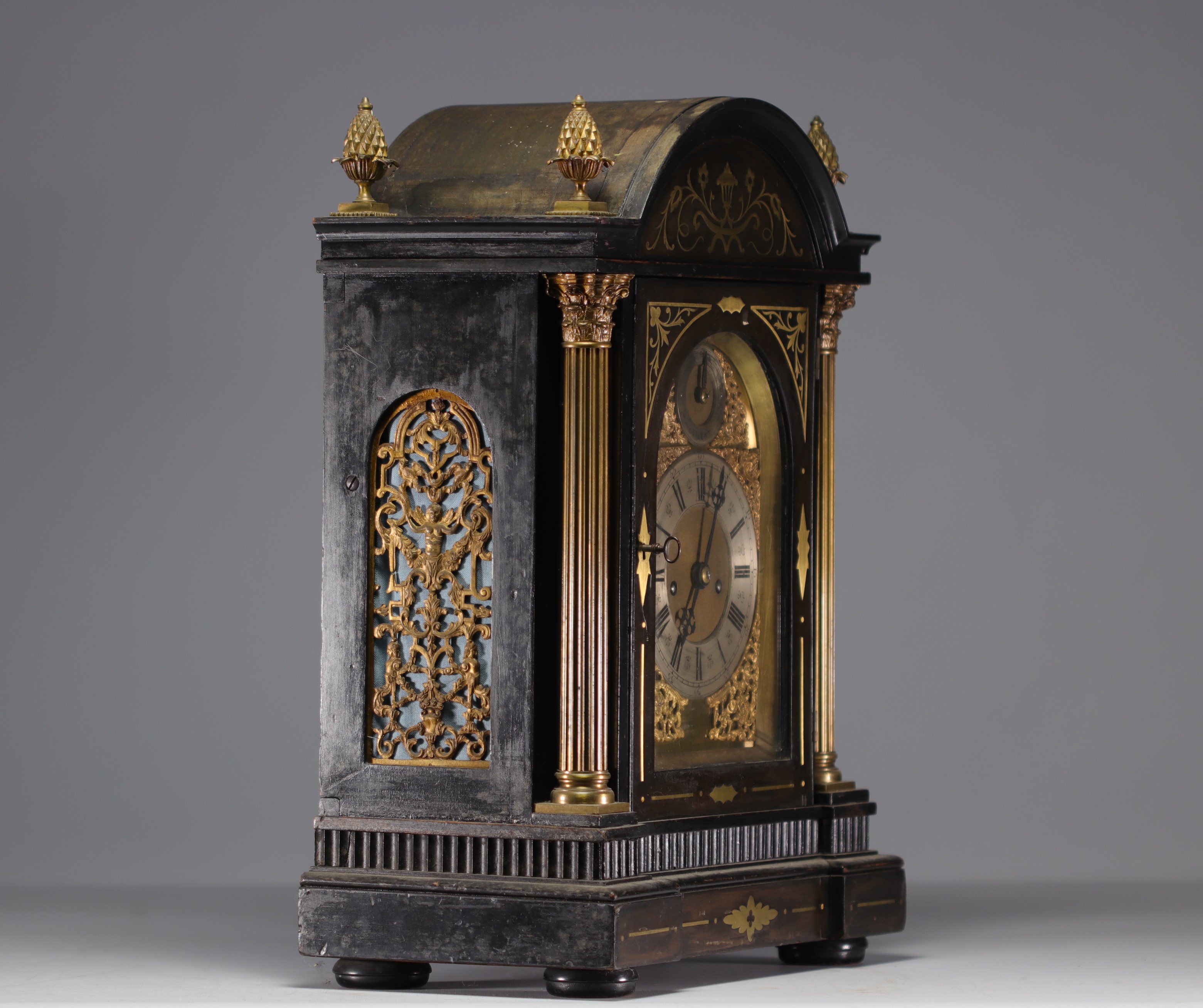 Mantel clock with striking mechanism in veneered wood, bronze and brass, 18th century. - Image 2 of 4