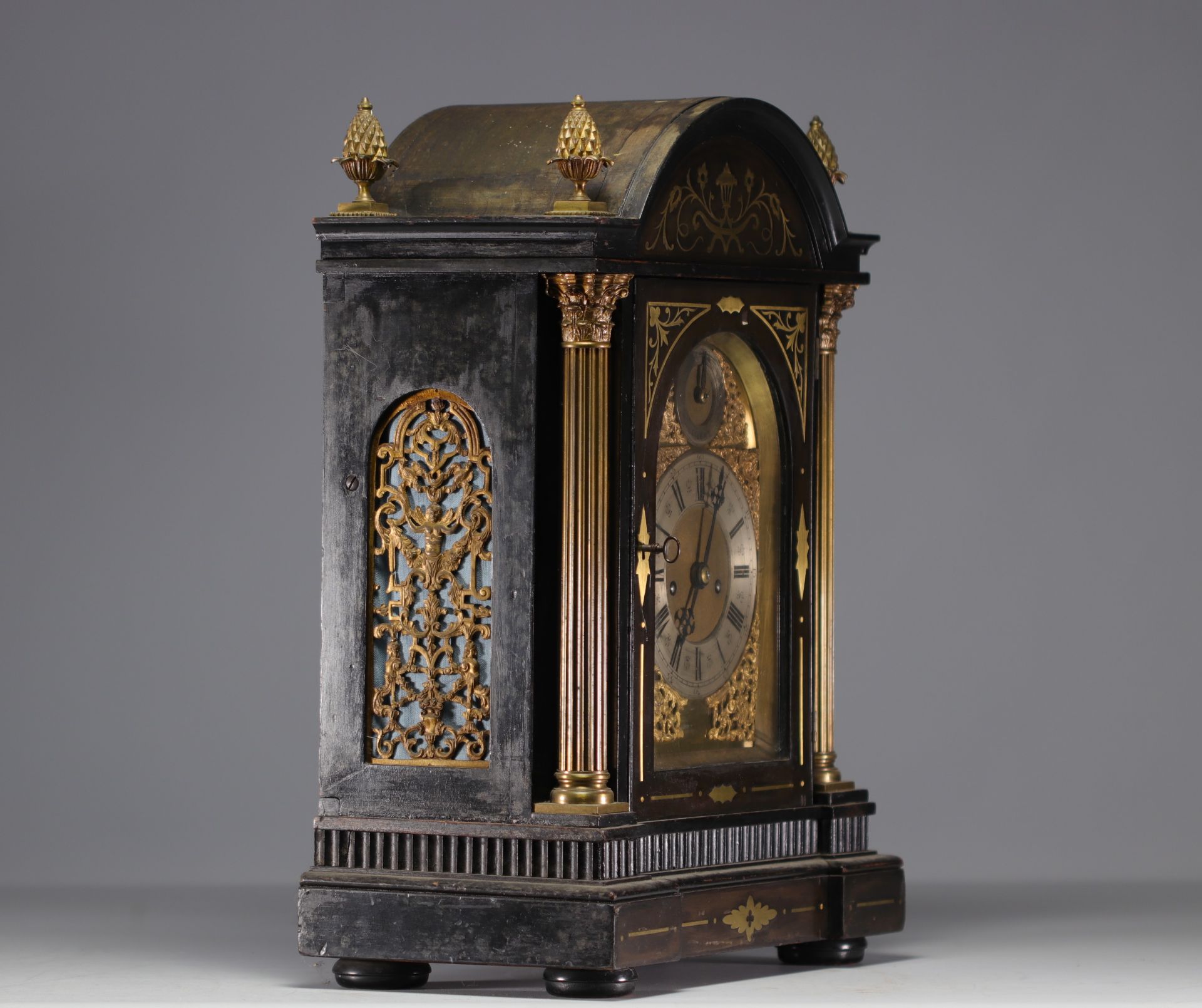 Mantel clock with striking mechanism in veneered wood, bronze and brass, 18th century. - Bild 2 aus 4