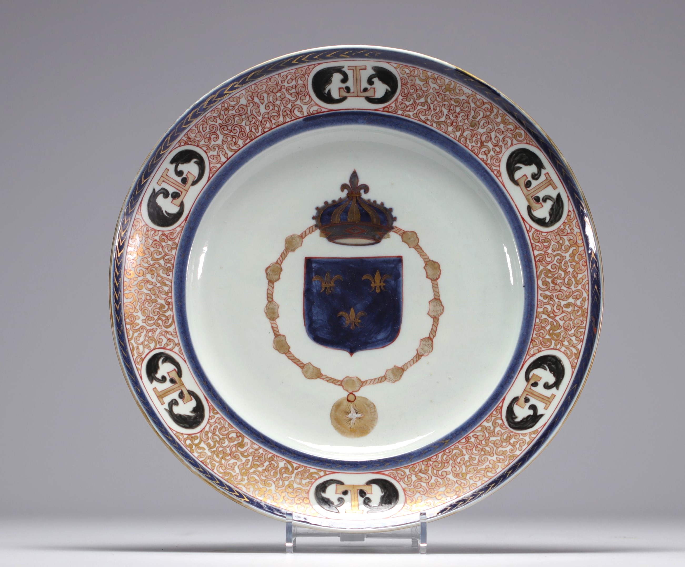 Large Samson porcelain dish decorated with a coat of arms, late 19th century.