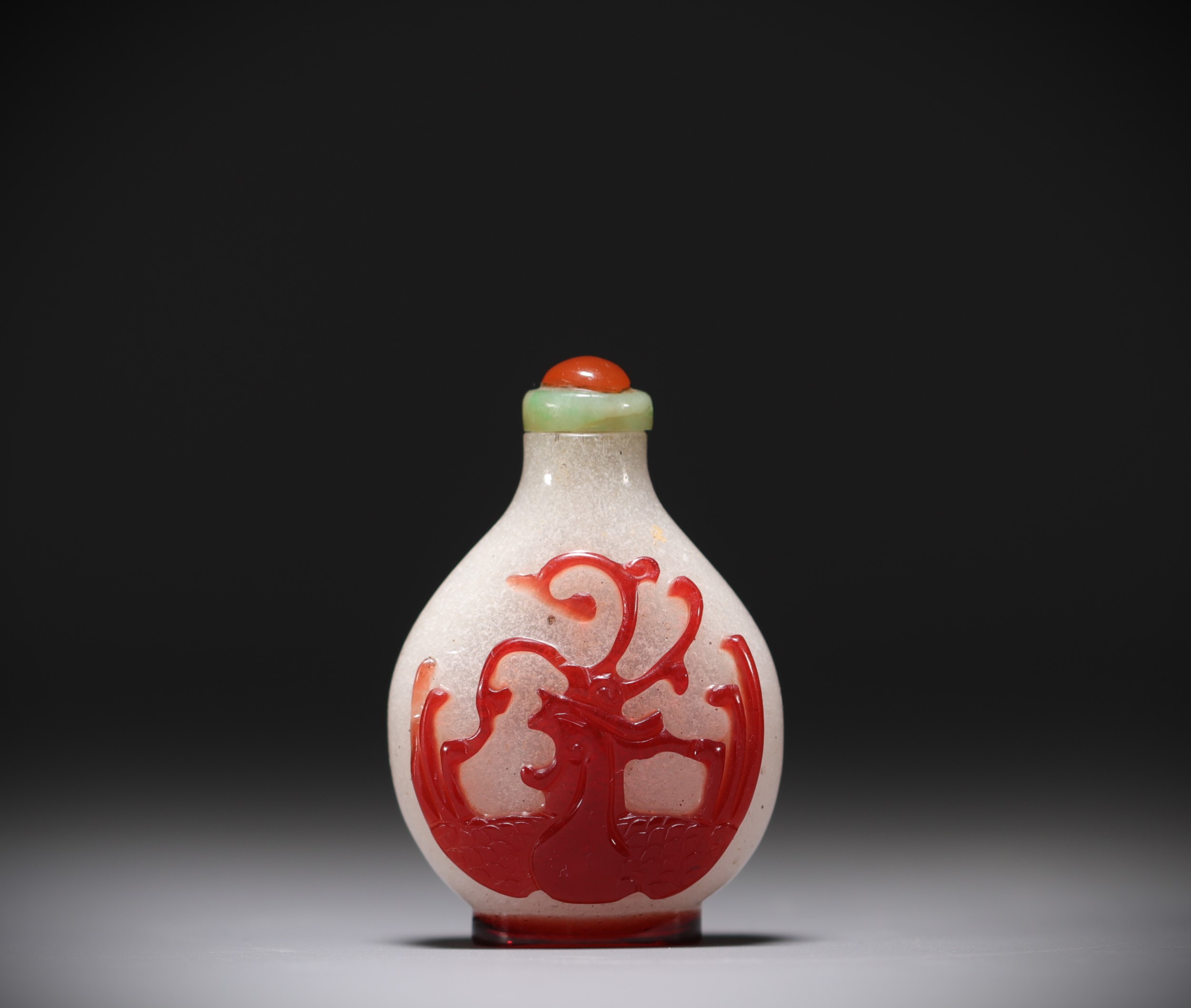 China - Multi-layered glass snuffbox decorated with a phoenix. - Image 3 of 4