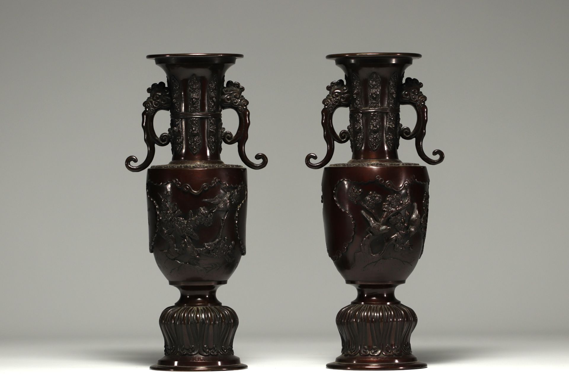 Japan - A pair of bronze vases with a brown patina, decorated with birds. - Bild 3 aus 3