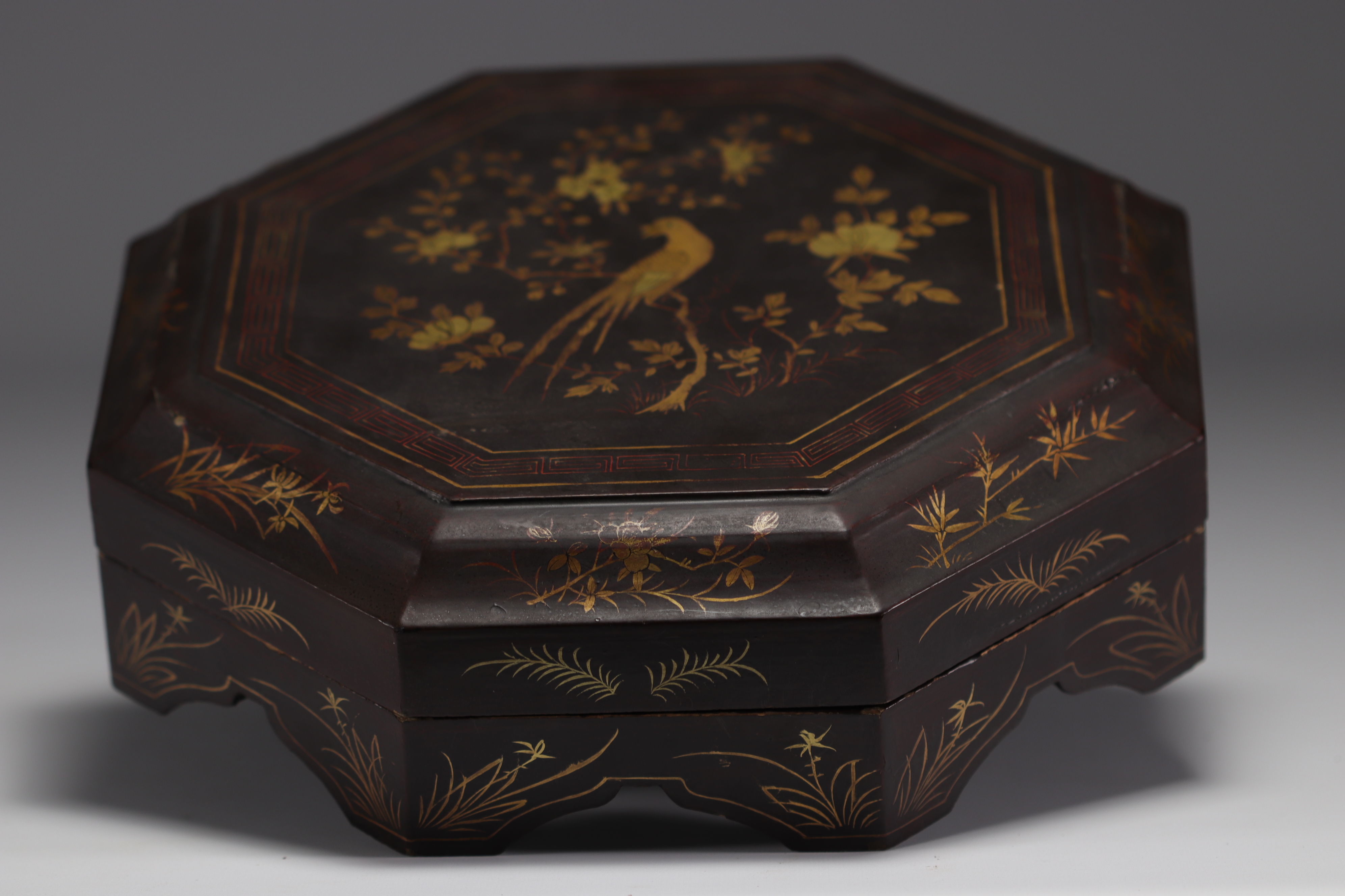 China - Set of cloisonne enamel dishes with floral and bird decor in original lacquer box, 19th cent - Image 3 of 4