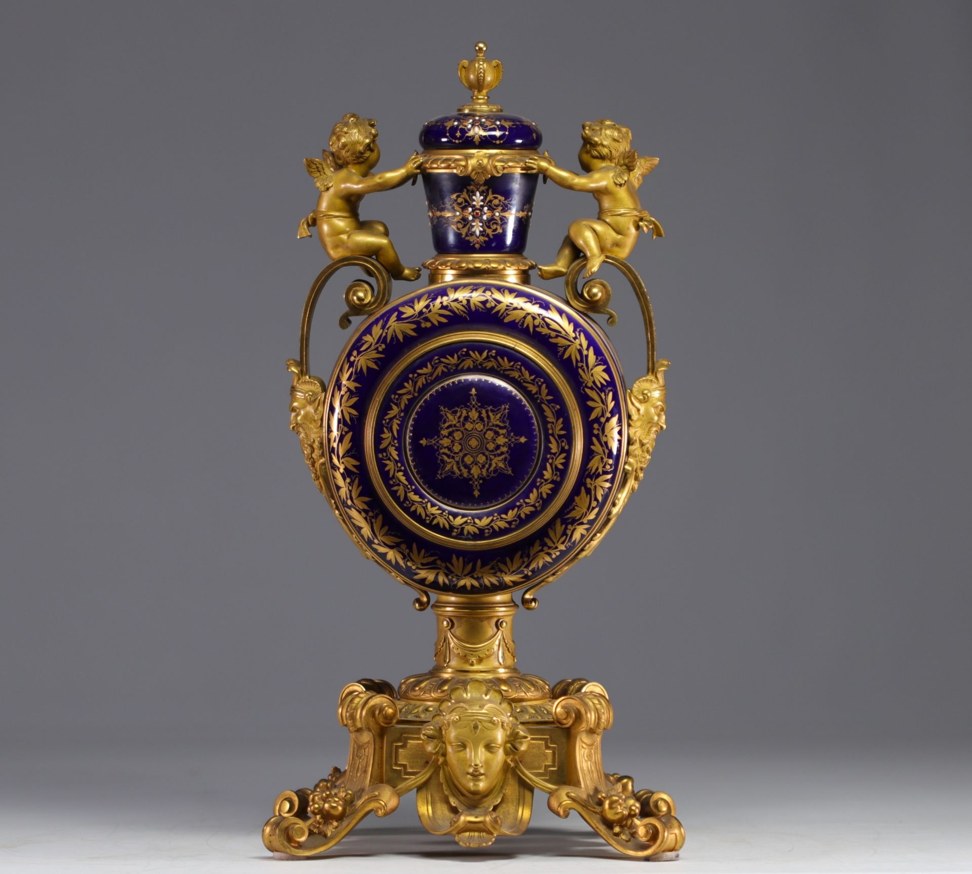 A rare Sevres porcelain and gilt bronze clock decorated with cherubs. - Bild 7 aus 8