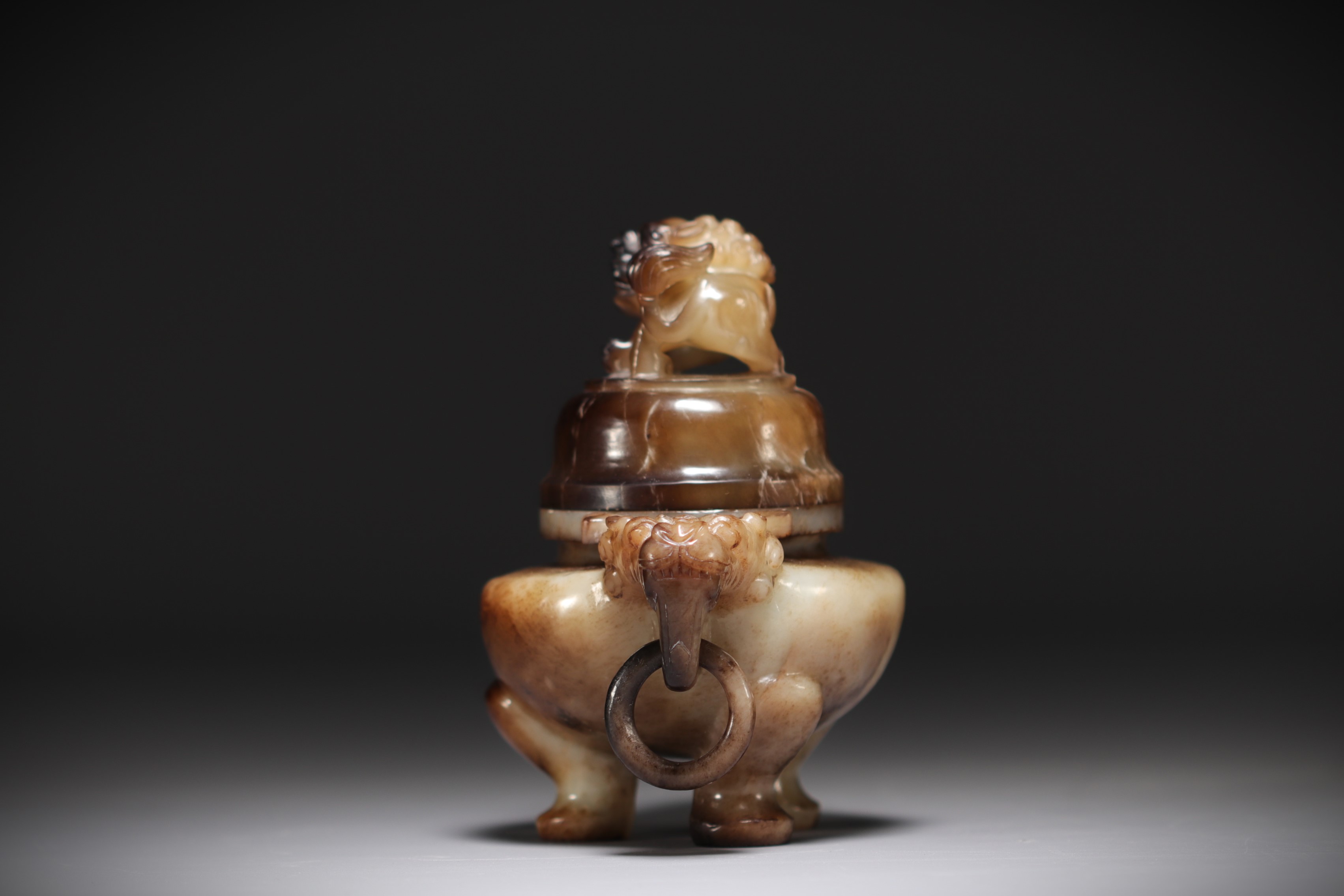 China - Tripod incense burner in brown jade, decorated with Fo dog and dragon head. - Image 3 of 4