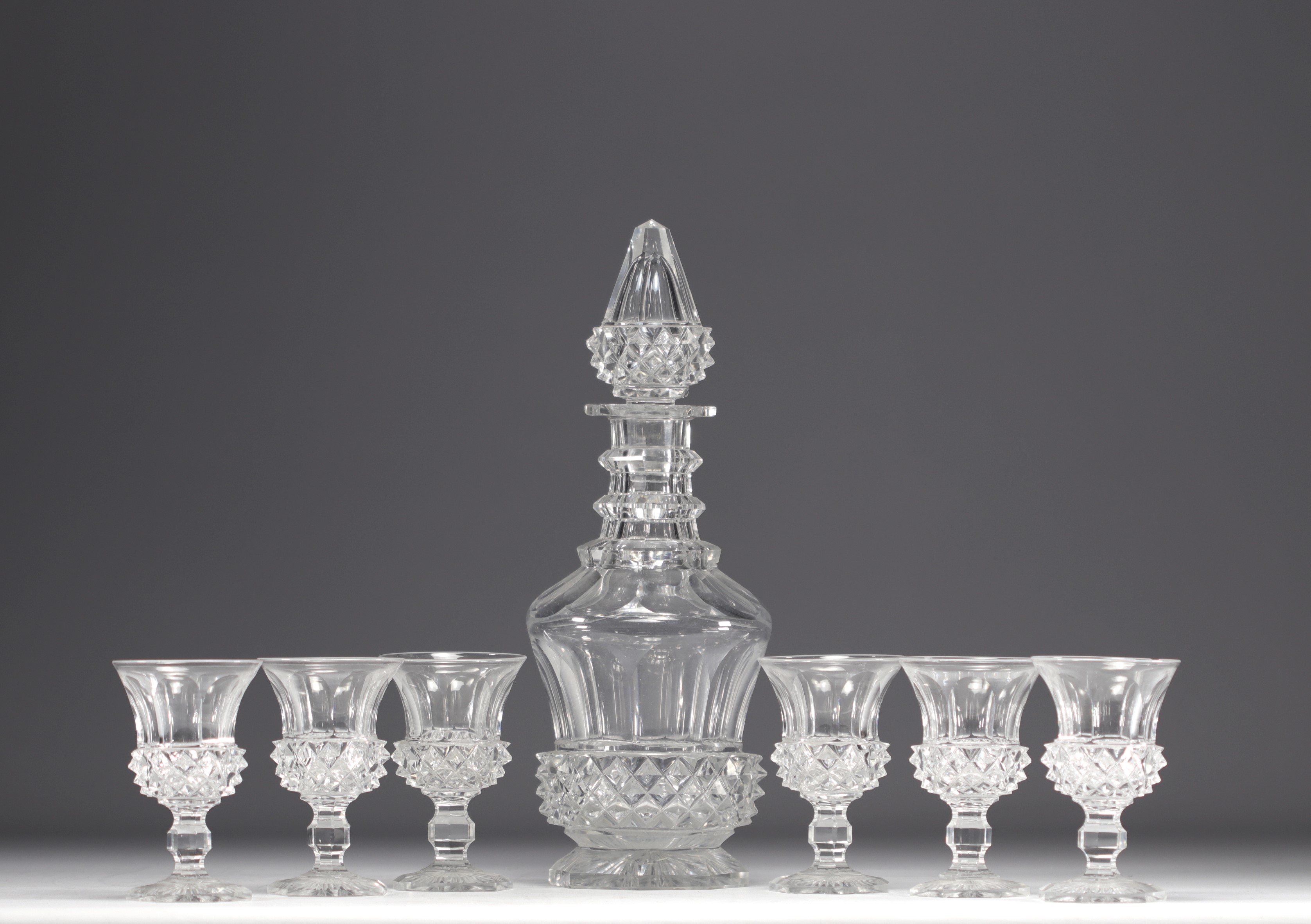 Set consisting of a jug and six glasses decorated with diamond points.