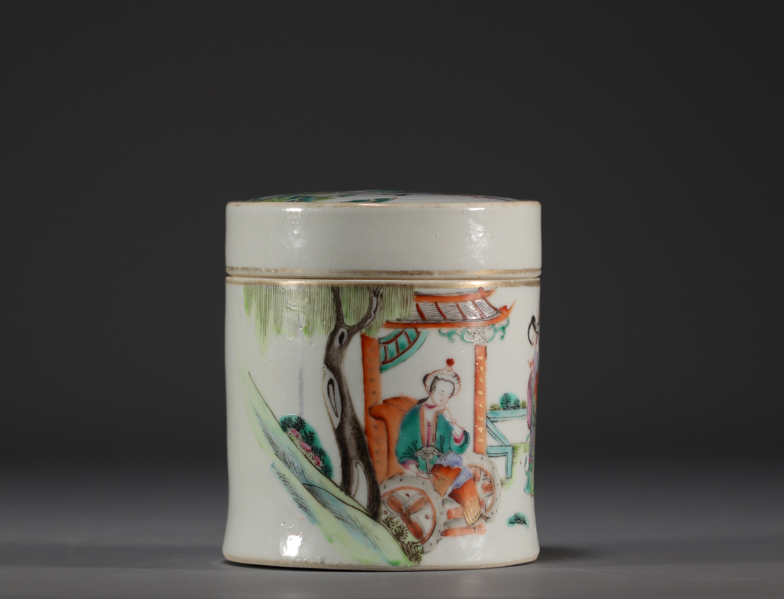 China - Famille rose porcelain box decorated with characters. - Image 2 of 4