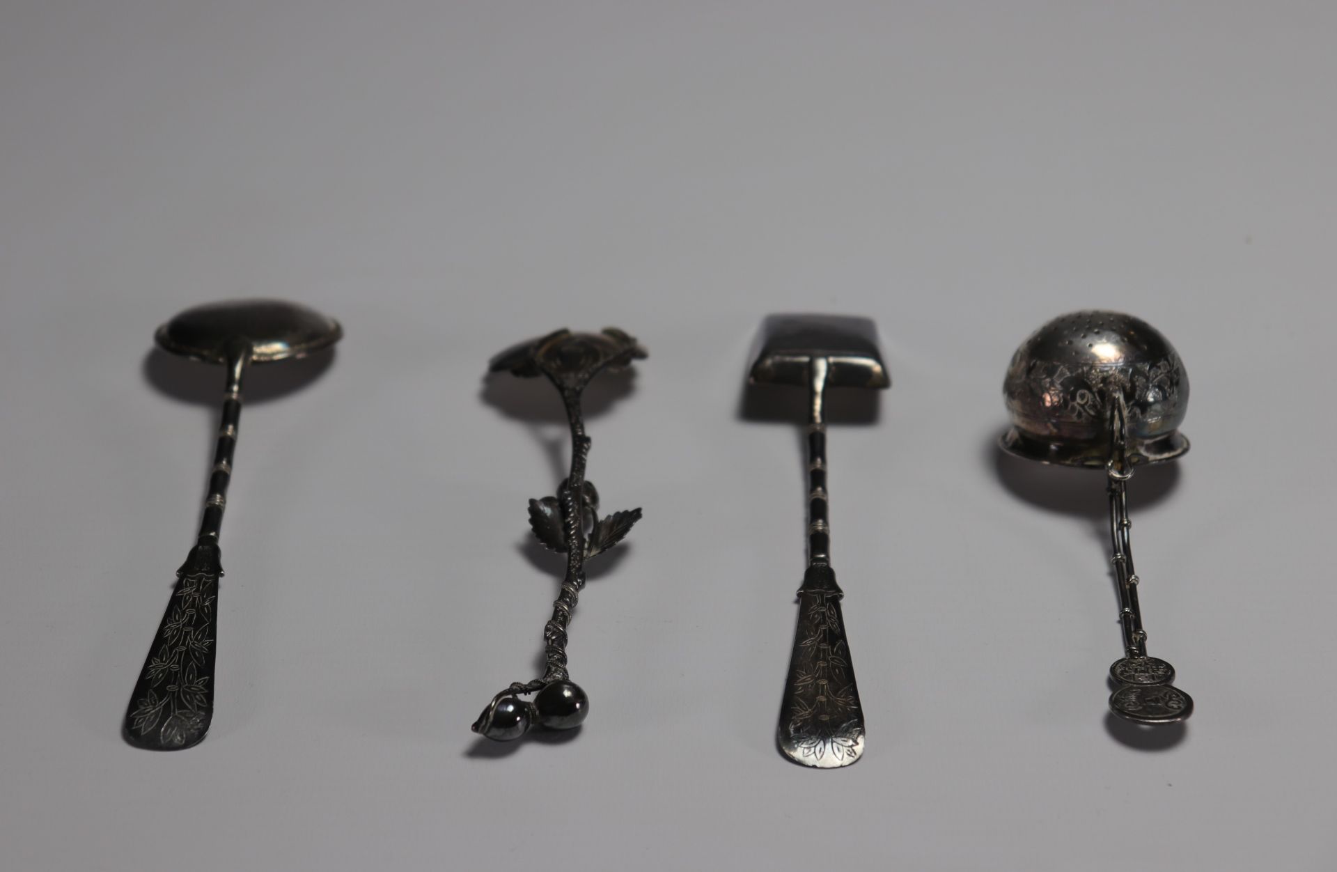 Asia - Set of four silver spoons decorated with bamboo and flowers. - Bild 4 aus 4