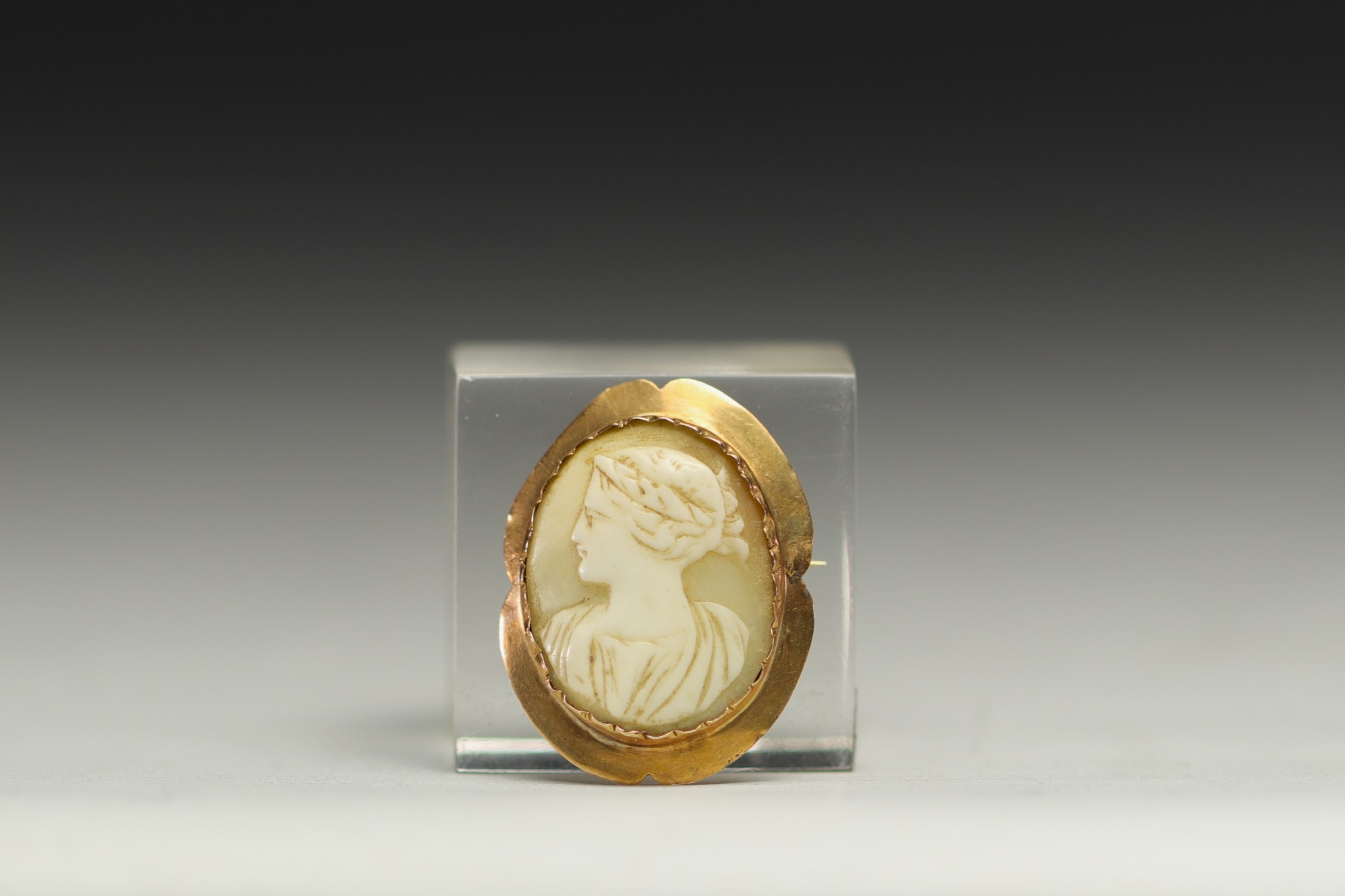 Small 14k gold "Woman a l'antique" cameo brooch