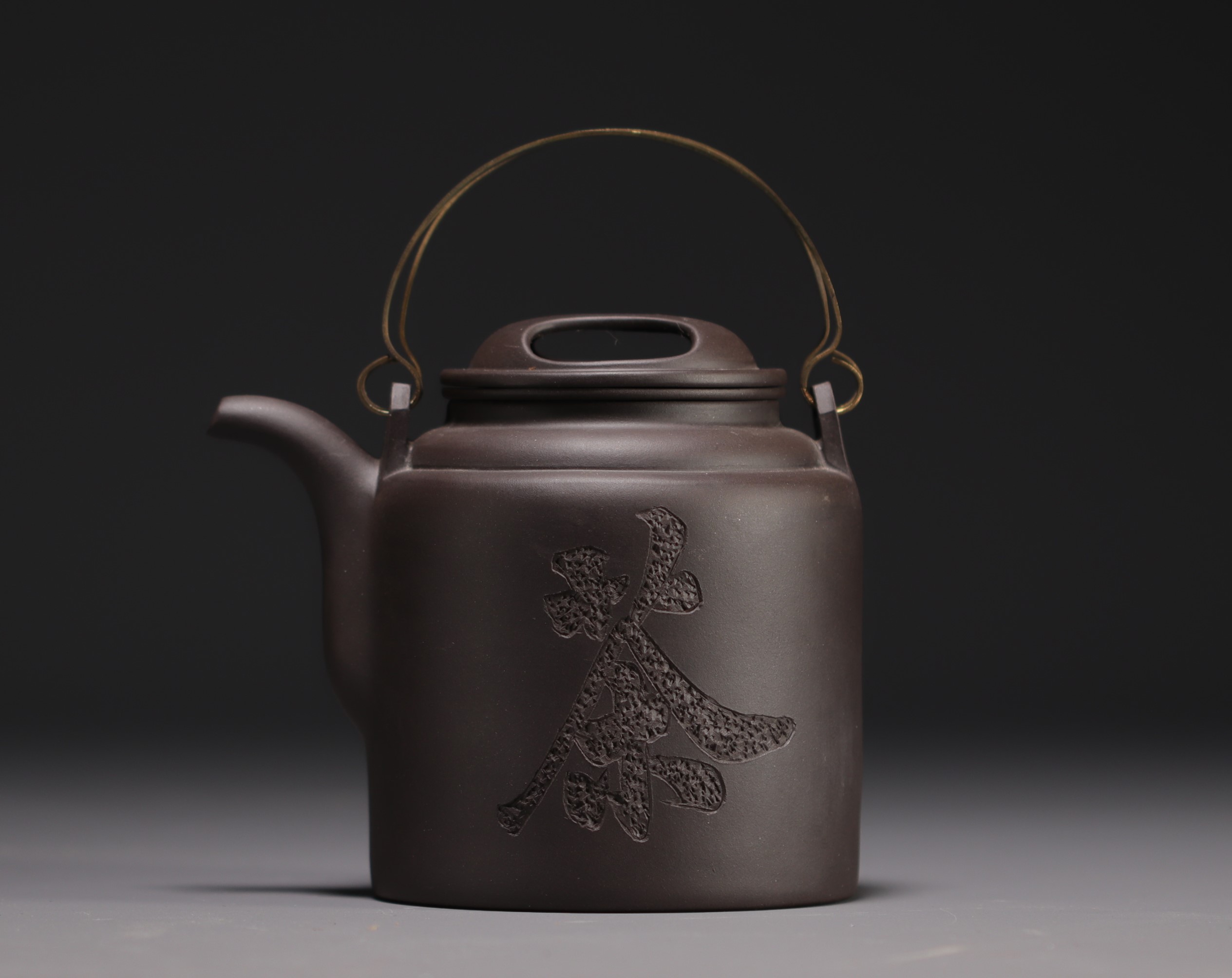 China - Yixing violet clay teapot in its box, 20th century. - Image 2 of 5