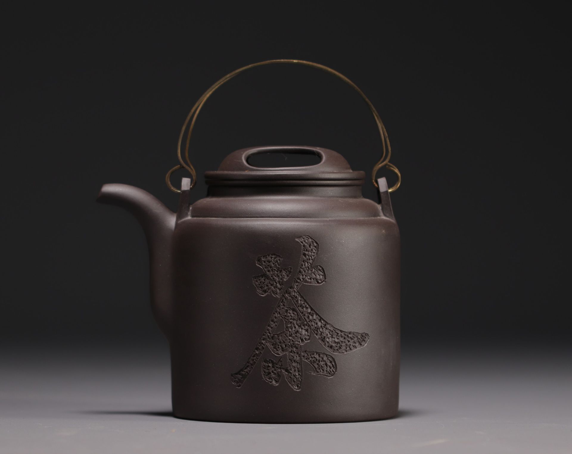 China - Yixing violet clay teapot in its box, 20th century. - Bild 2 aus 5