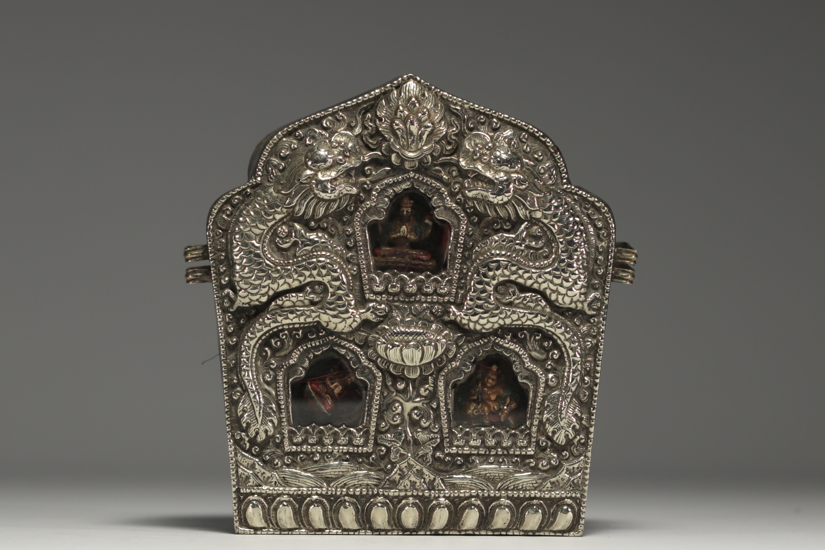 Tibet - Reliquary in silver decorated with dragons from the 19th century. - Image 2 of 3