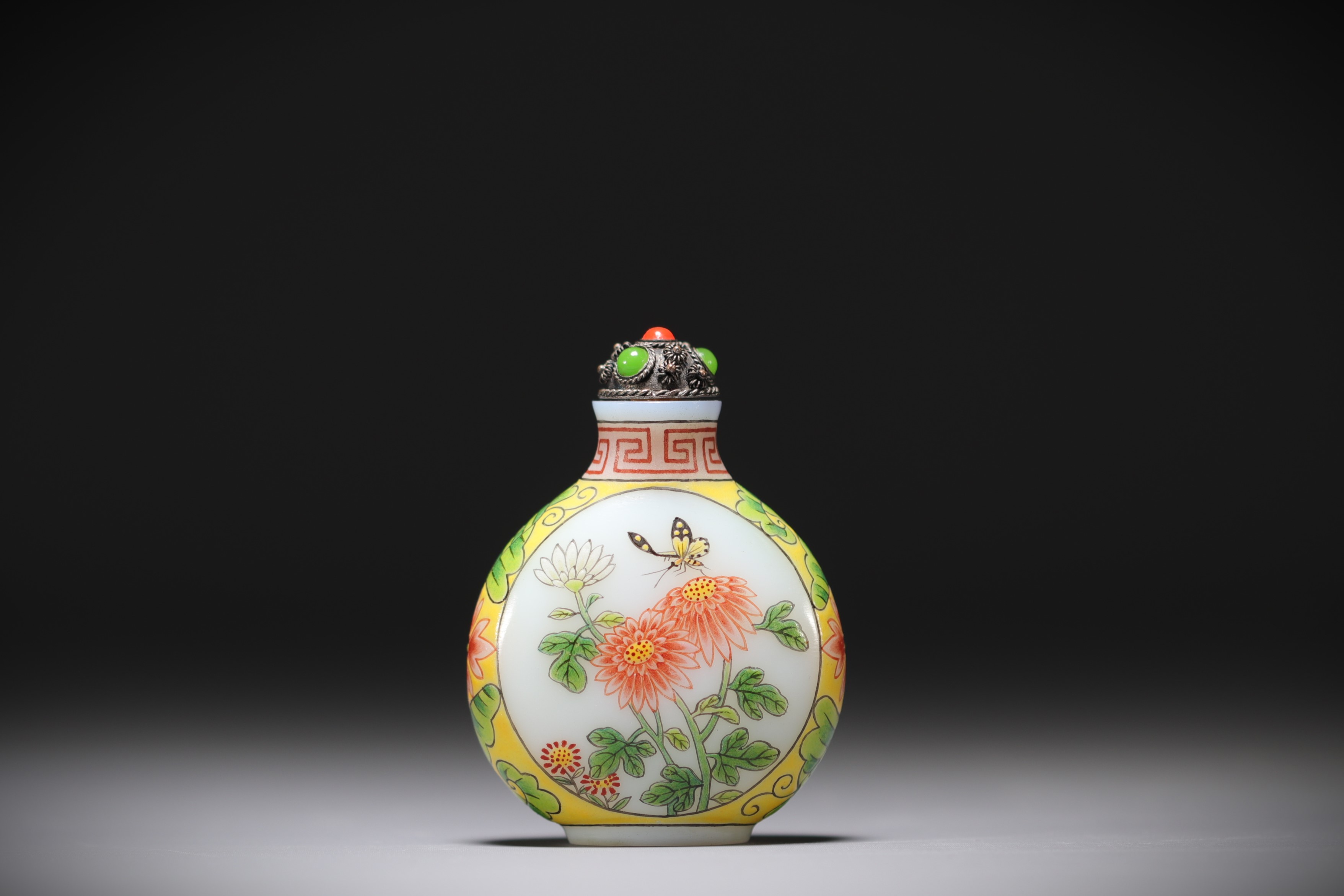 China - Peking glass snuffbox, Qianlong mark.