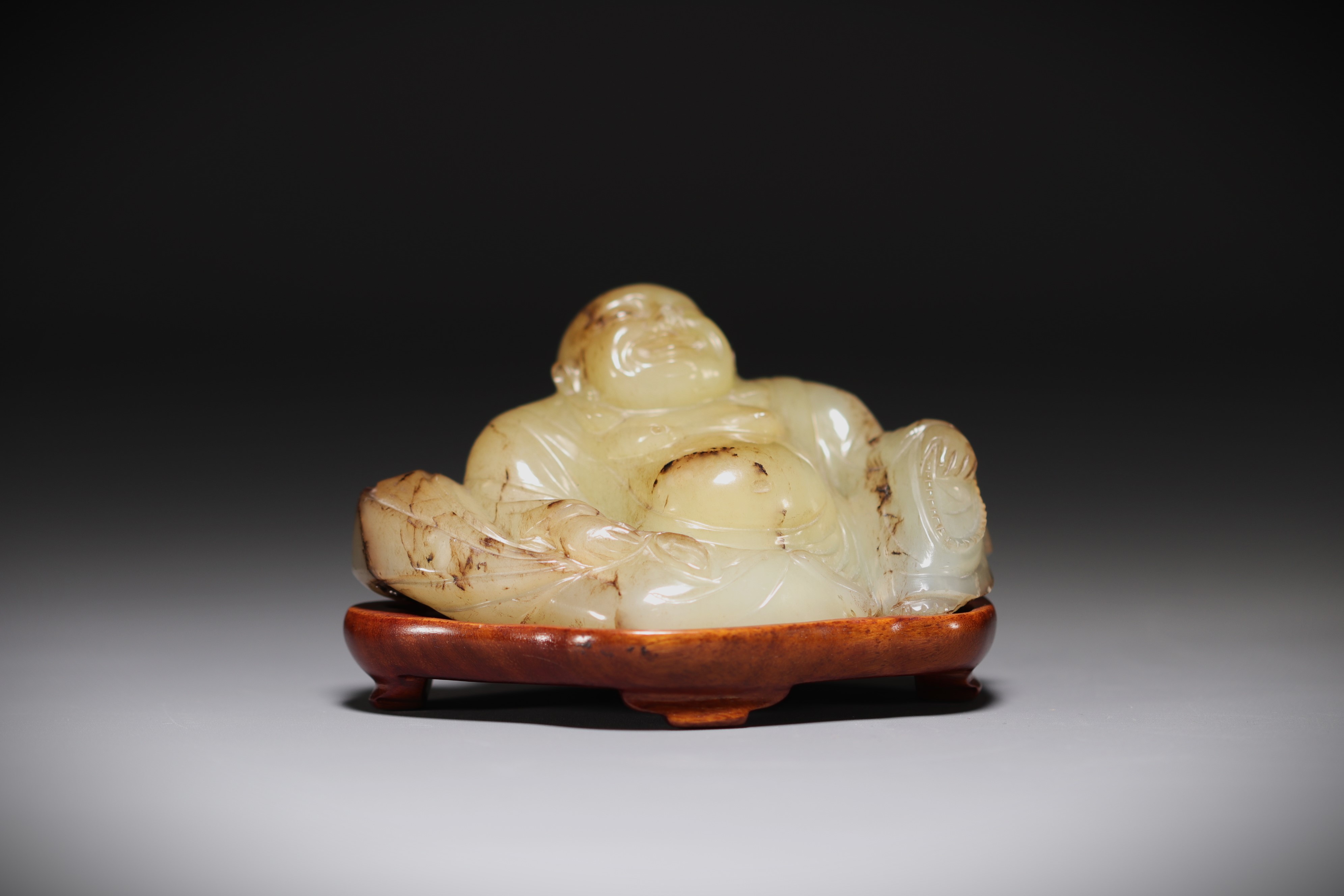 China - Green/brown jade Buddha on base. - Image 4 of 4