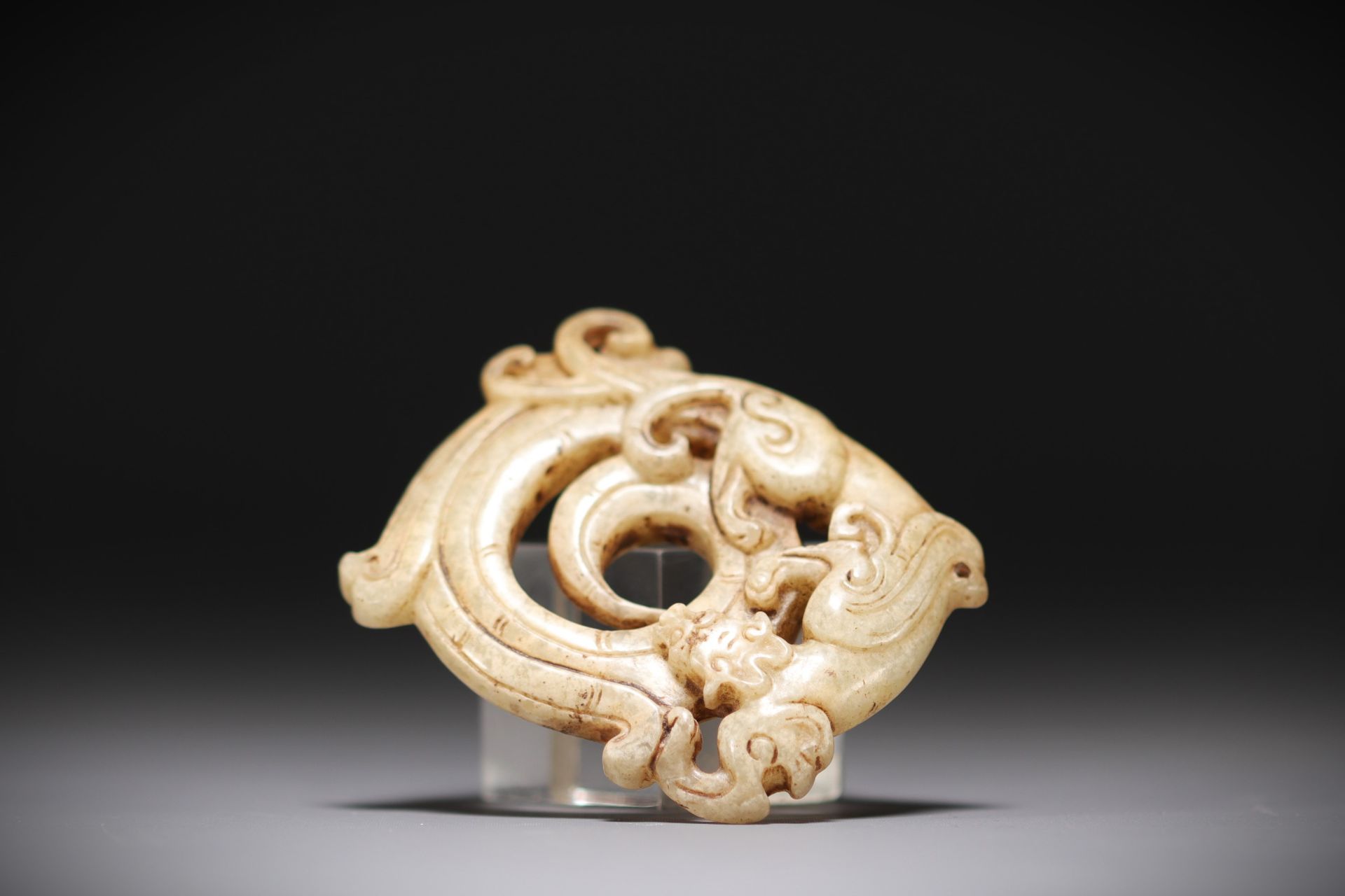 China - White jade pendant representing a phoenix. - Bild 3 aus 3