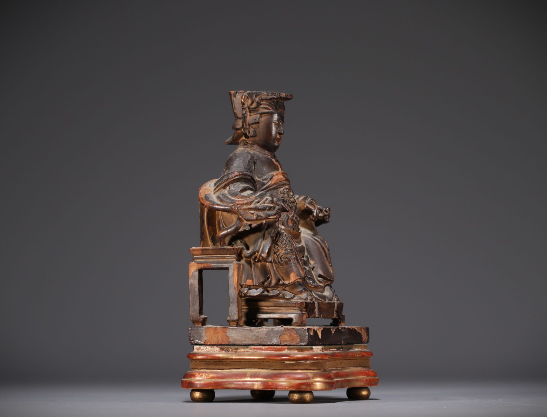 China - Statuette of a Dignitary in carved wood, Ming period. - Image 2 of 4