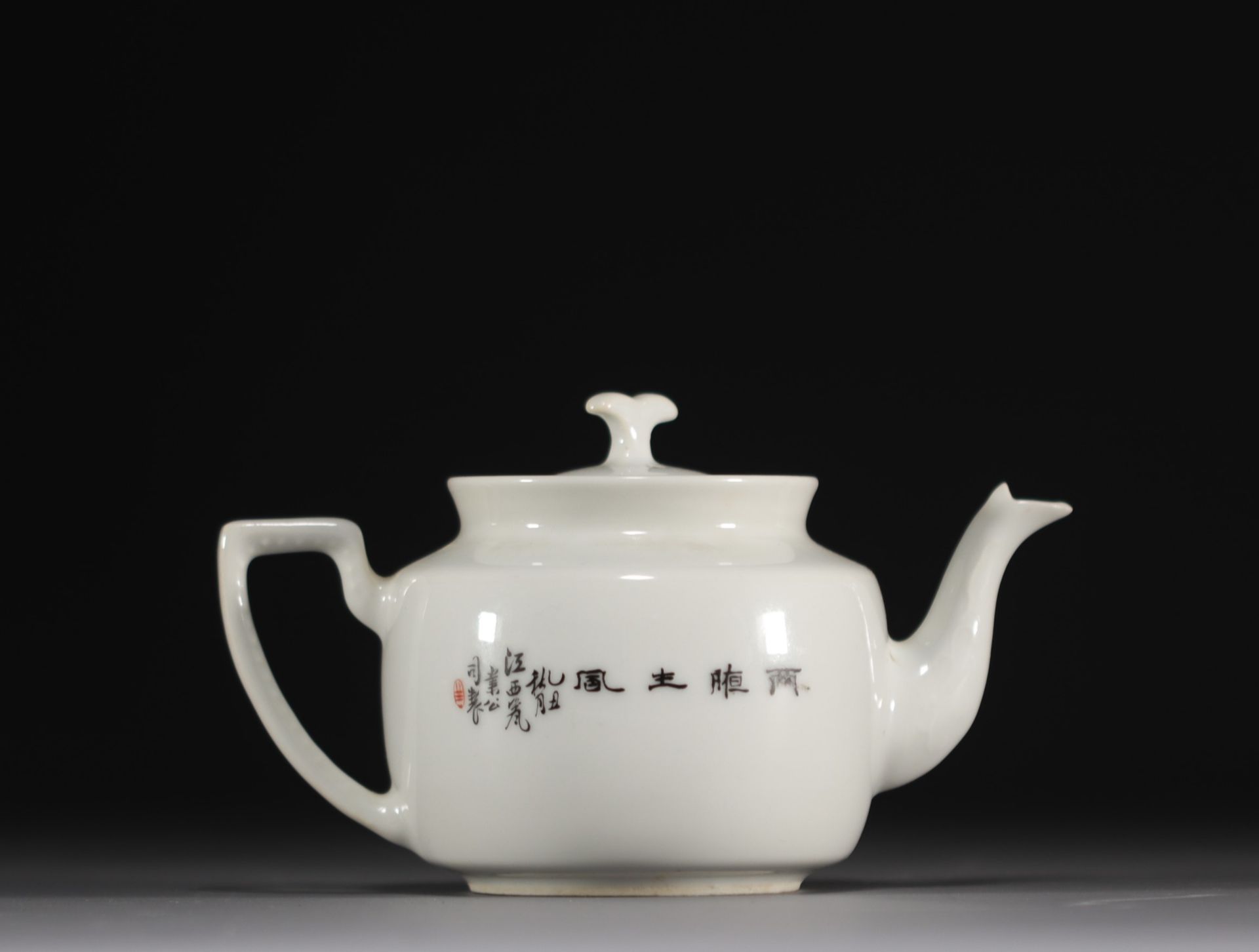 China - Jiangxi porcelain teapot with floral decoration, early 20th century. - Image 3 of 4