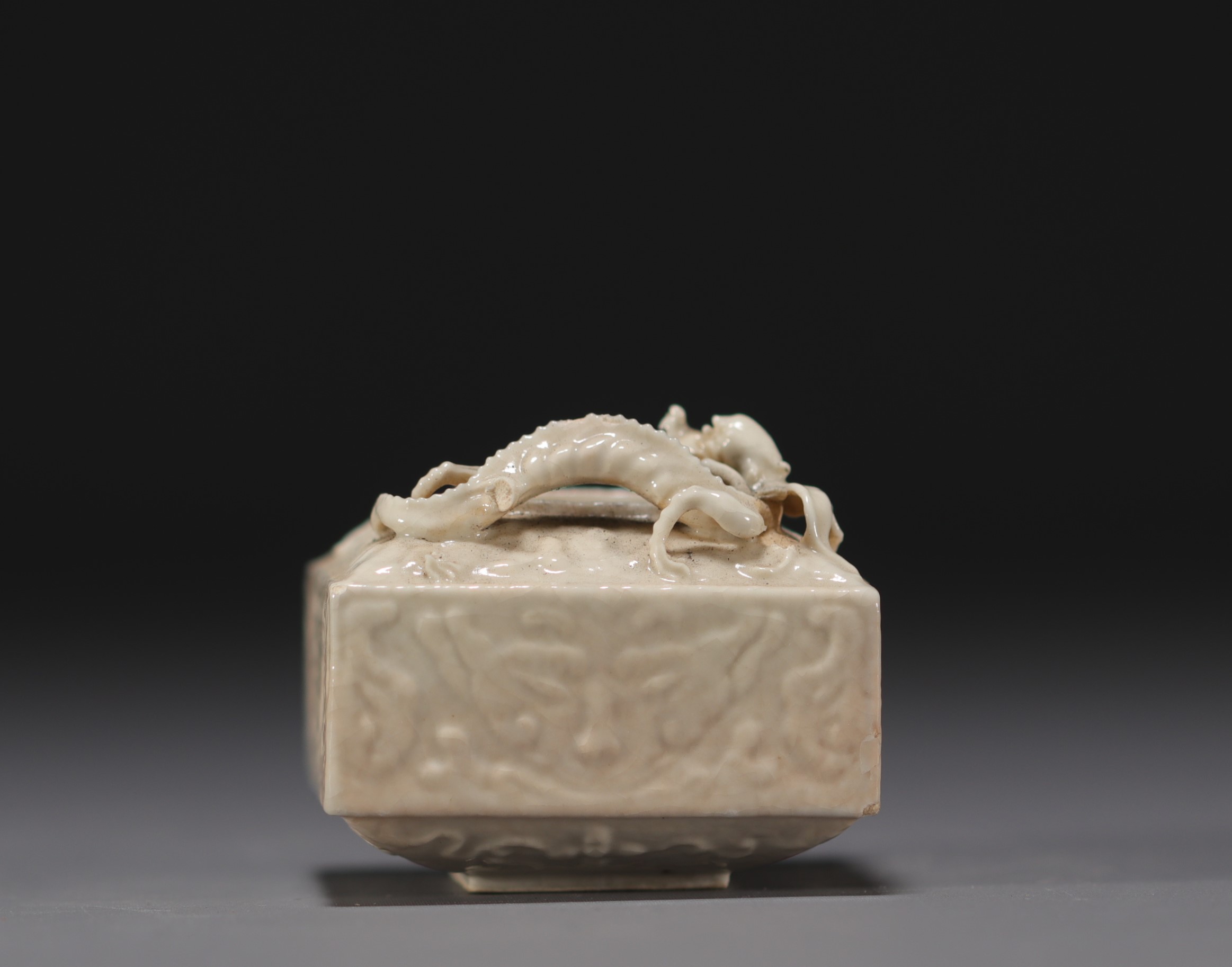 China - "Blanc de Chine" (Dehua porcelain) porcelain inkwell decorated with a dragon. - Image 2 of 5