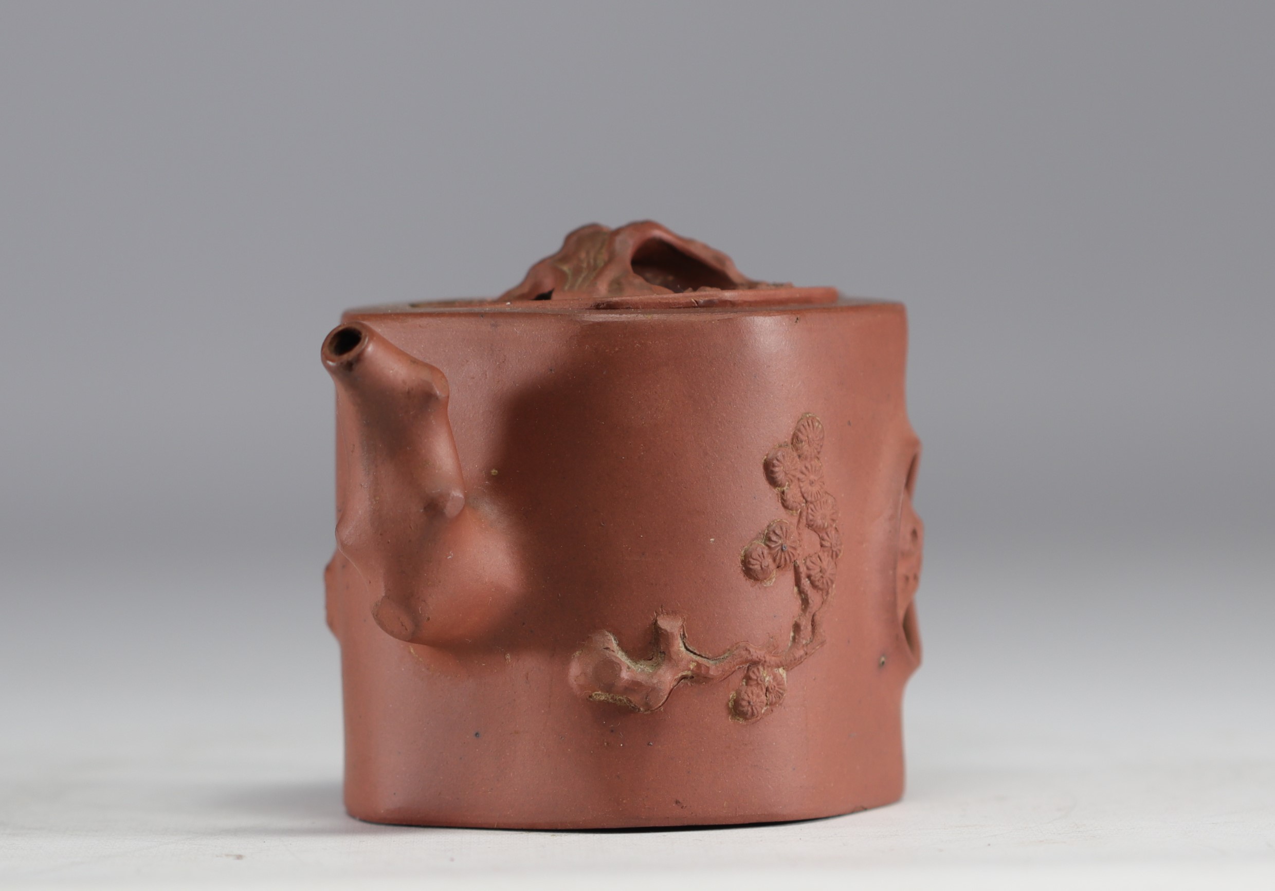 China - Yixing teapot in terracotta with floral decoration in relief, debossed mark on the underside - Image 3 of 4