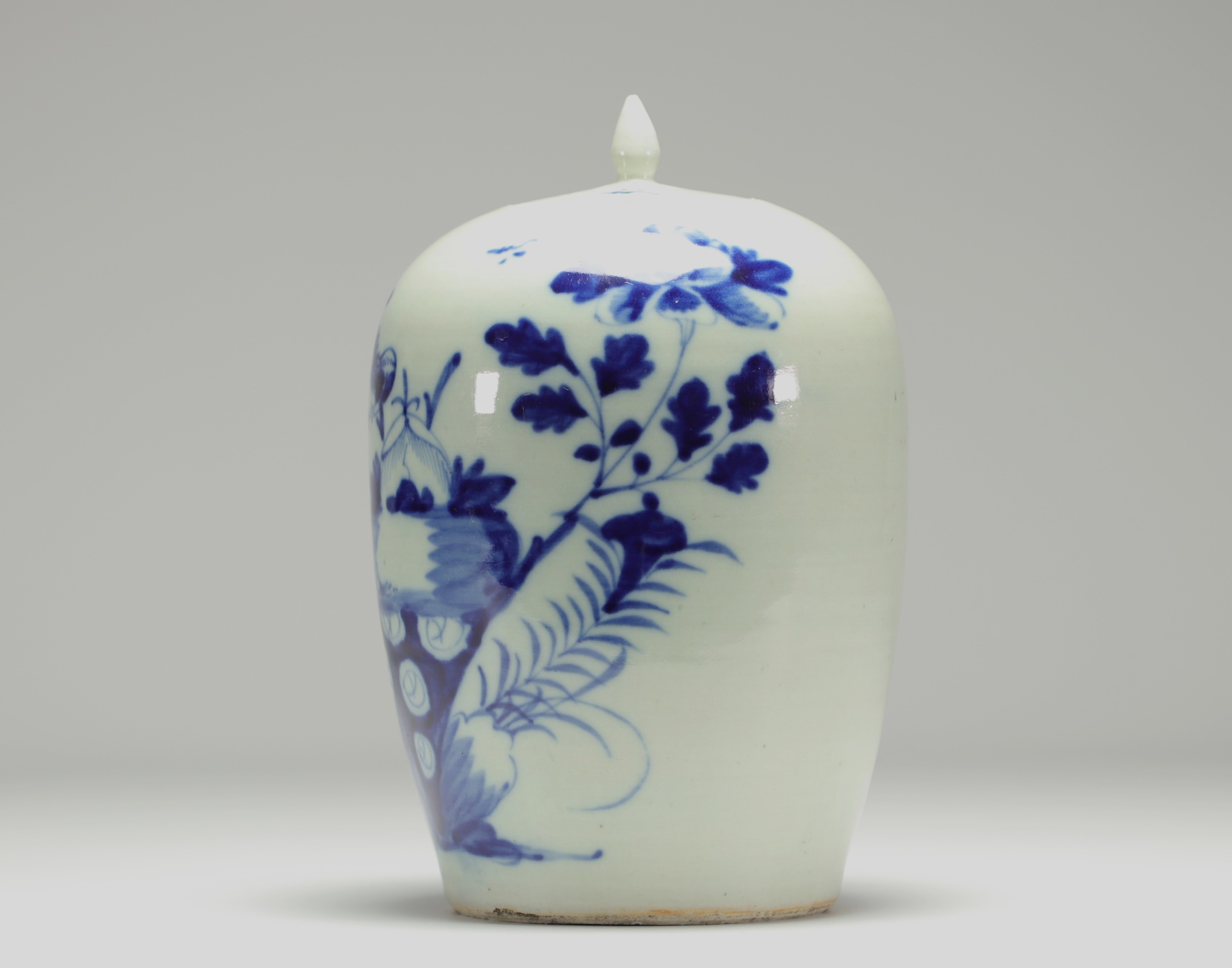 China - A blue-white porcelain ginger pot with floral decoration, 19th century. - Image 2 of 3
