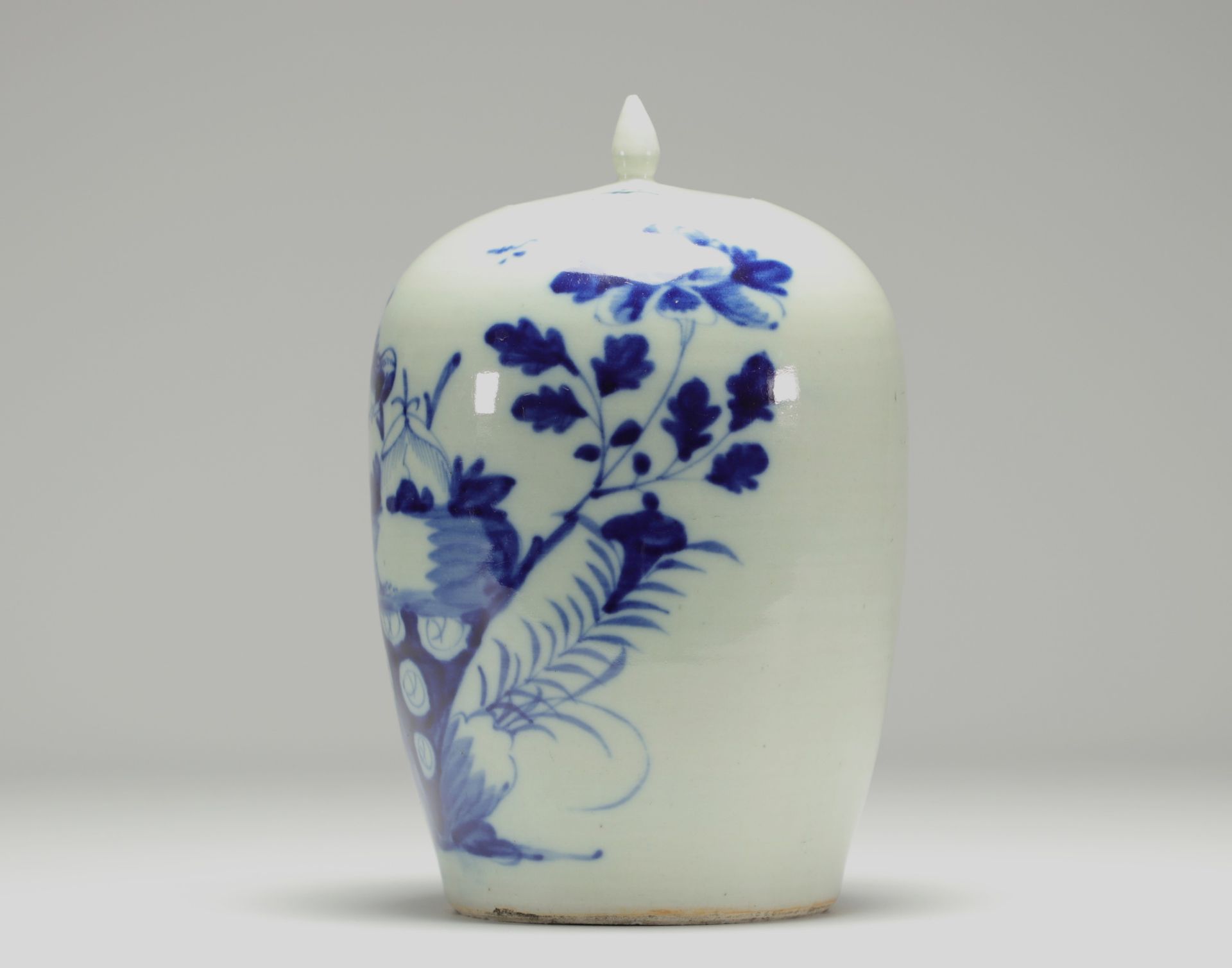 China - A blue-white porcelain ginger pot with floral decoration, 19th century. - Bild 2 aus 3