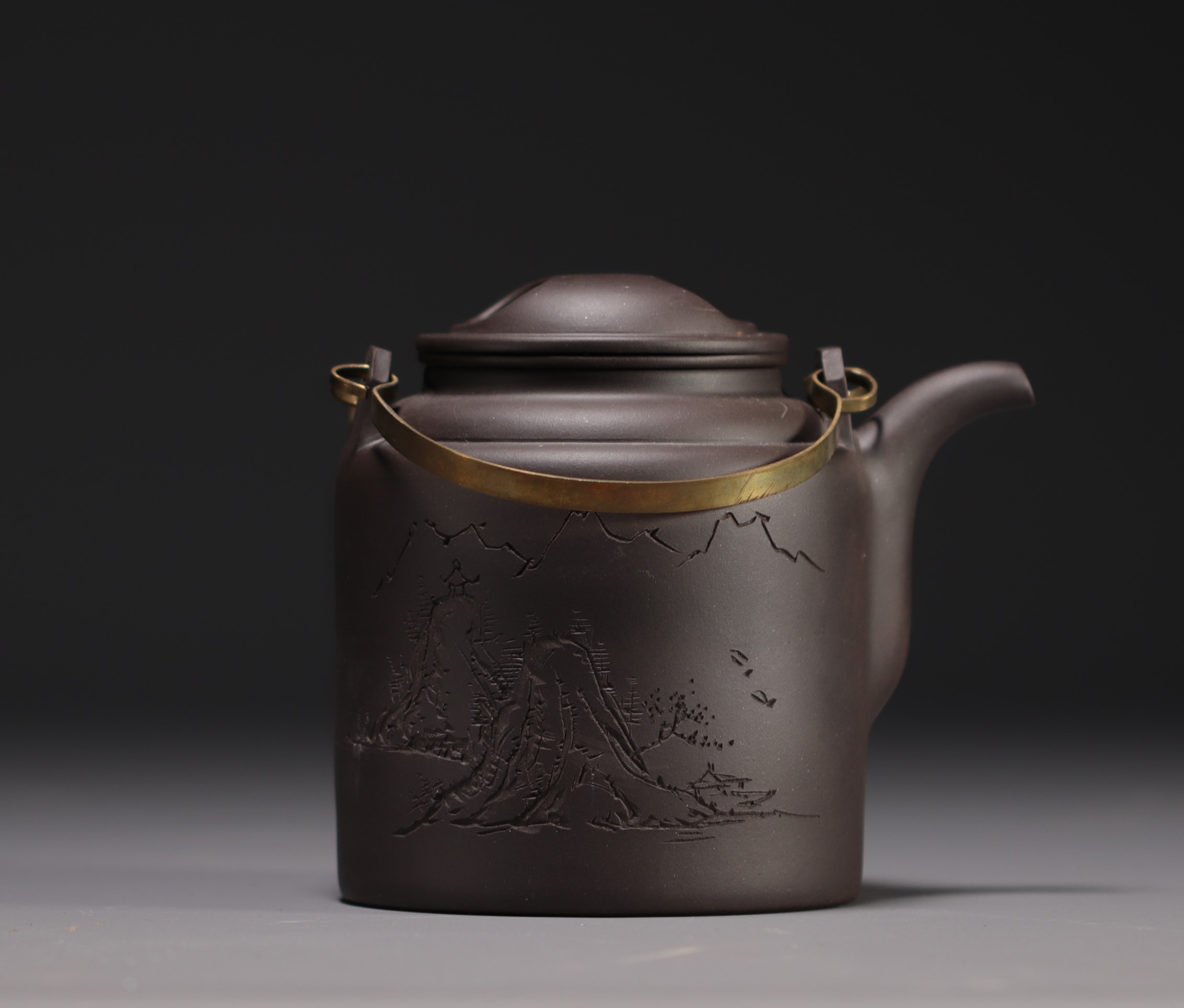 China - Yixing violet clay teapot in its box, 20th century. - Image 3 of 5
