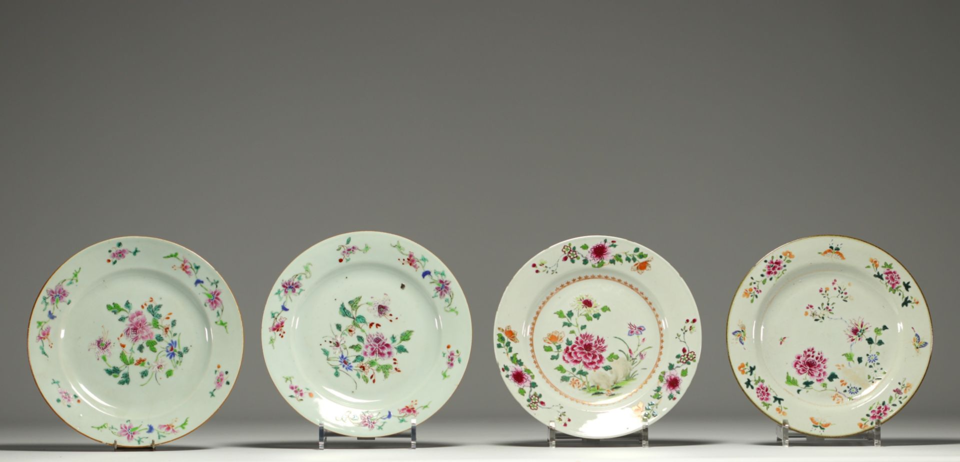 China - Set of four Famille Rose porcelain plates decorated with flowers.