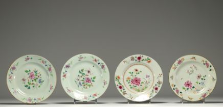 China - Set of four Famille Rose porcelain plates decorated with flowers.