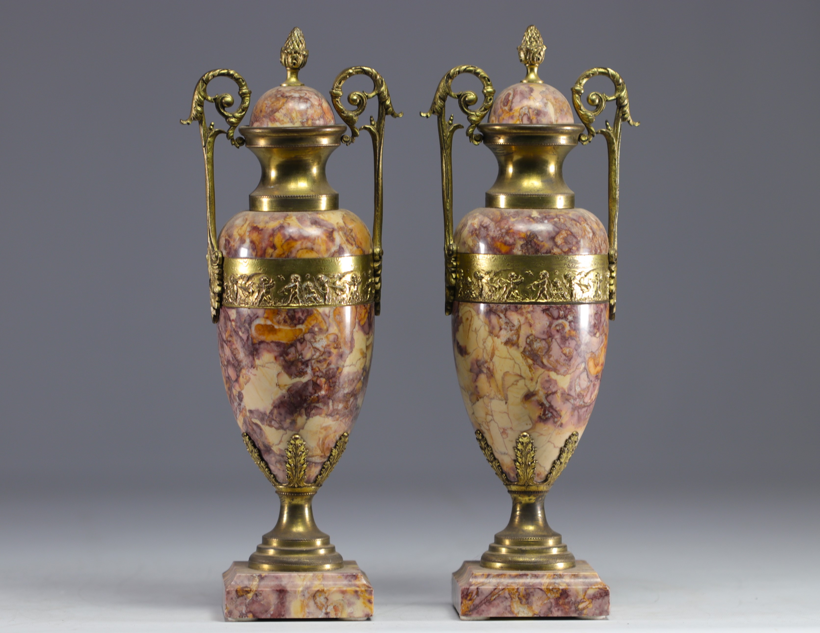 Pair of marble and gilt bronze "Frise aux Putti" cassolettes, 19th century.