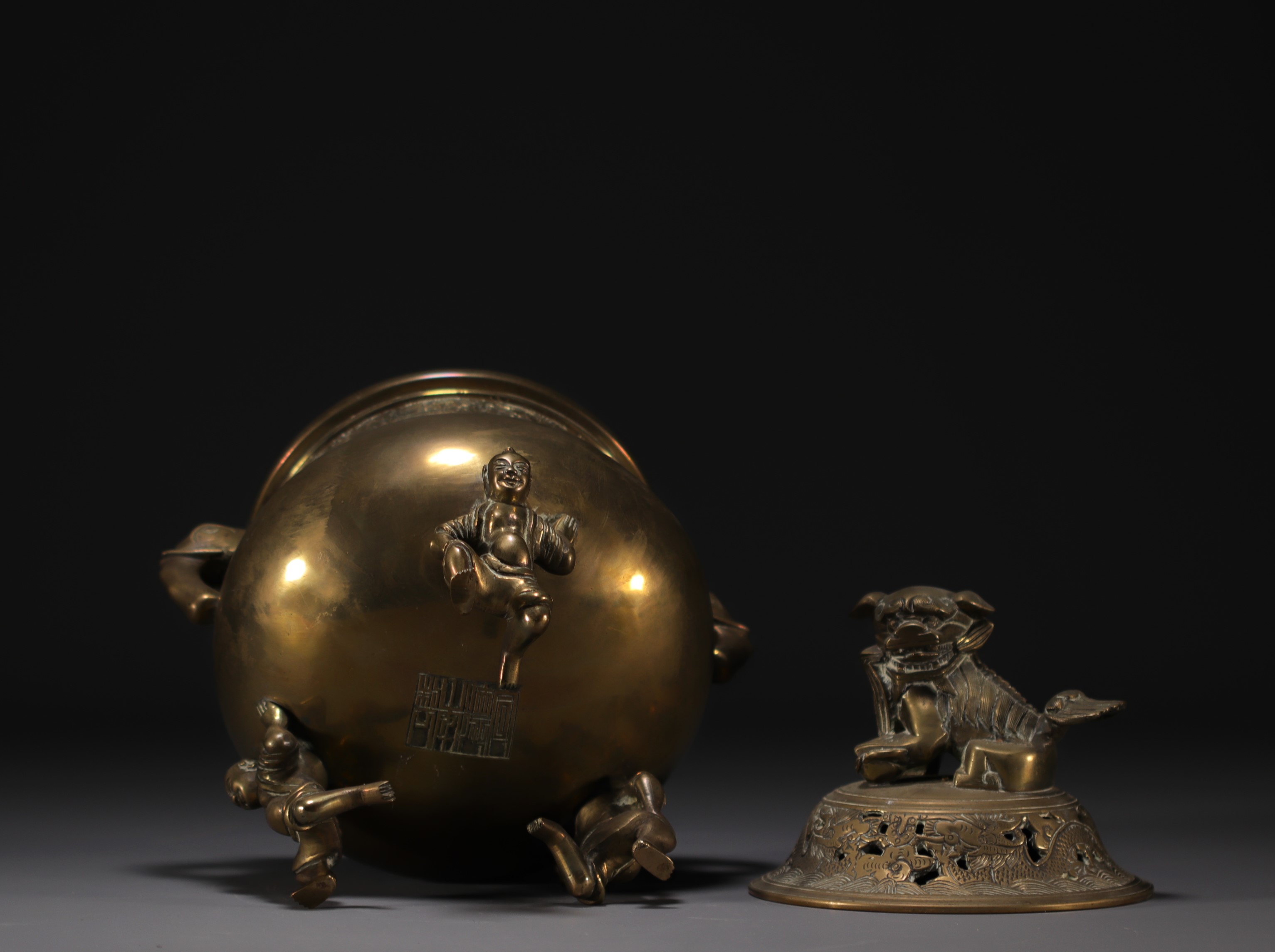 China - Bronze perfume burner, lid surmounted by a Fo Dog. - Image 3 of 5