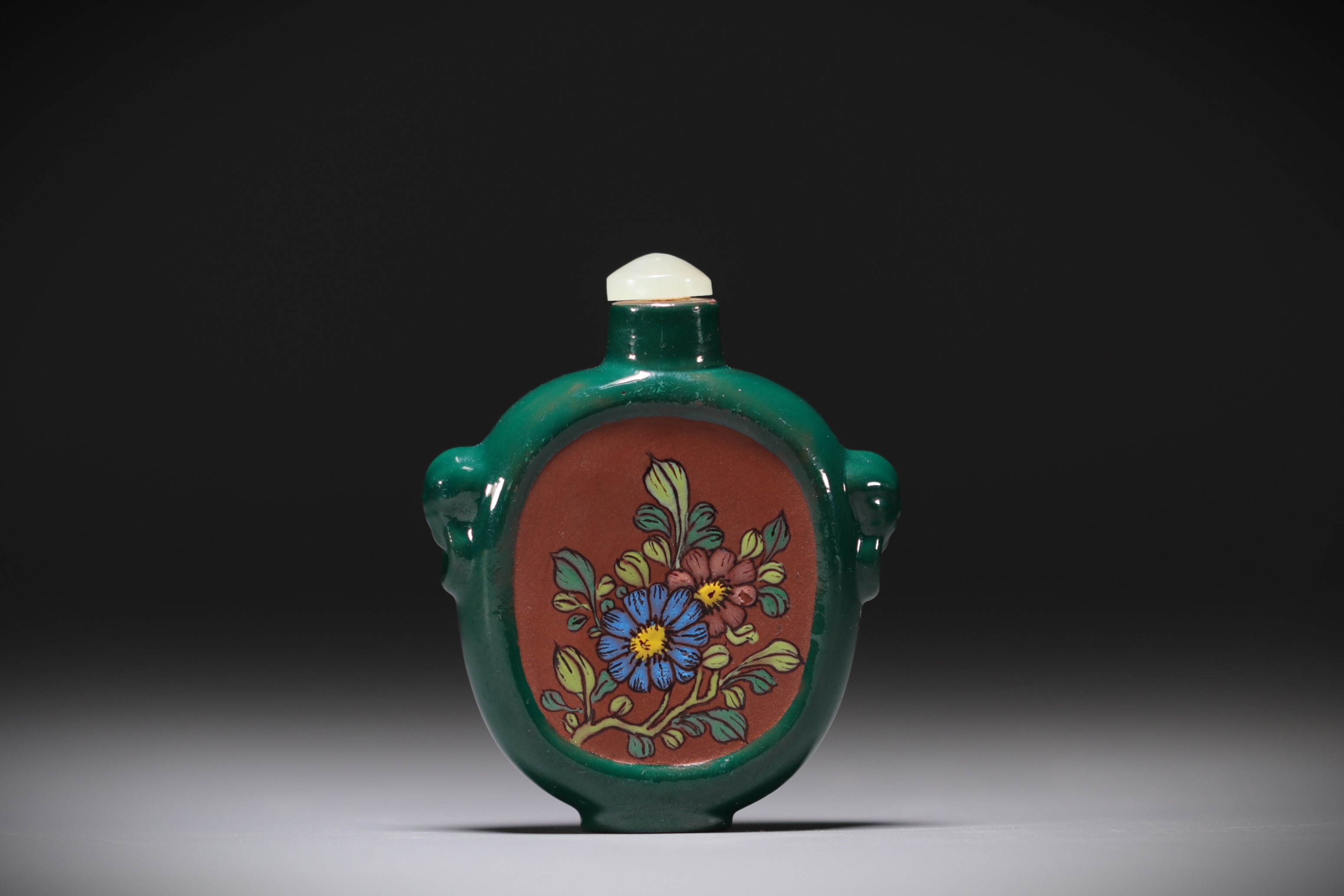 China - Ceramic snuffbox with floral decoration, circa 1900.