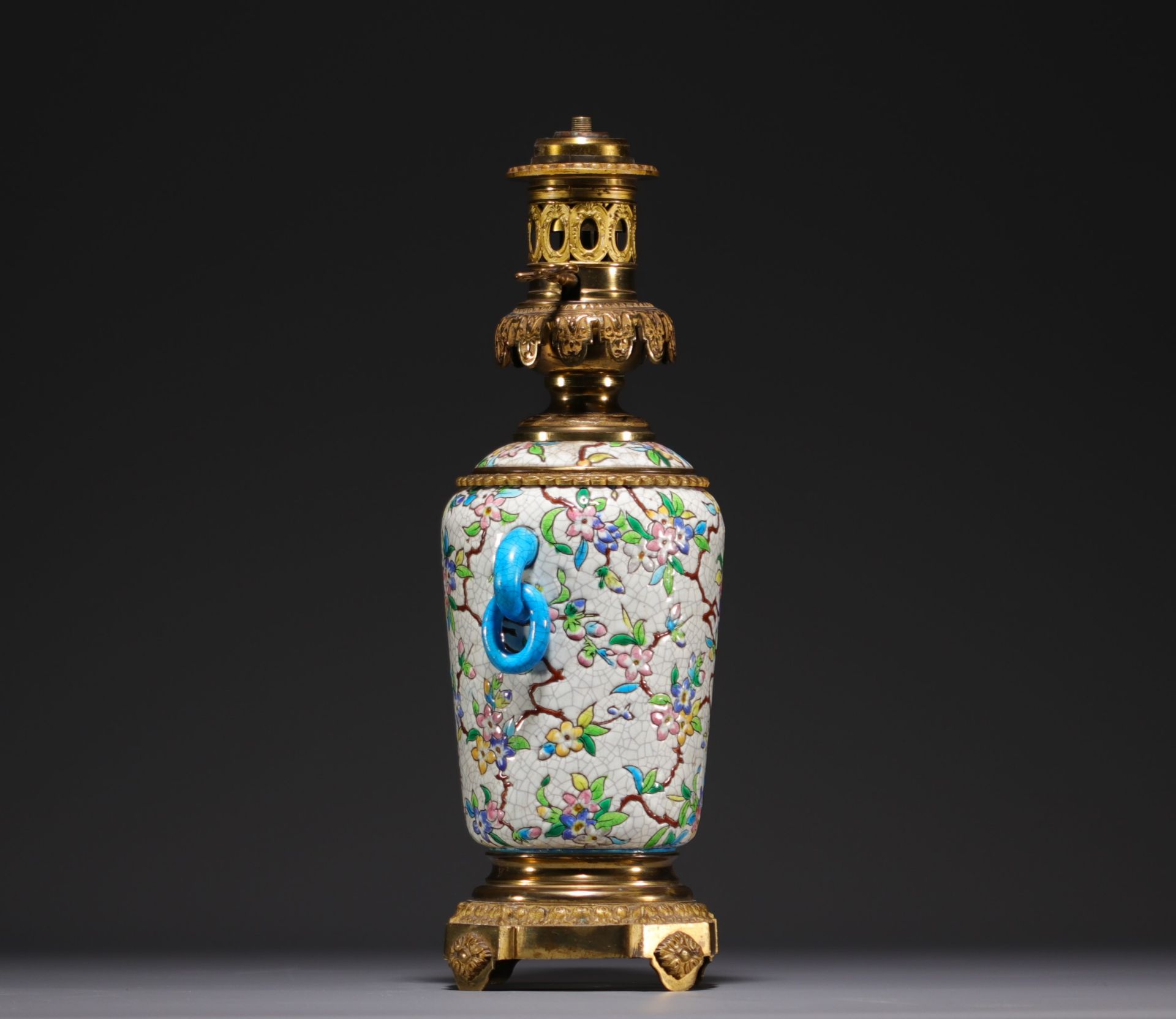 Jules VIEILLARD & Cie a Bordeaux - Enamelled earthenware oil lamp mounted on bronze, 19th century. - Bild 2 aus 3