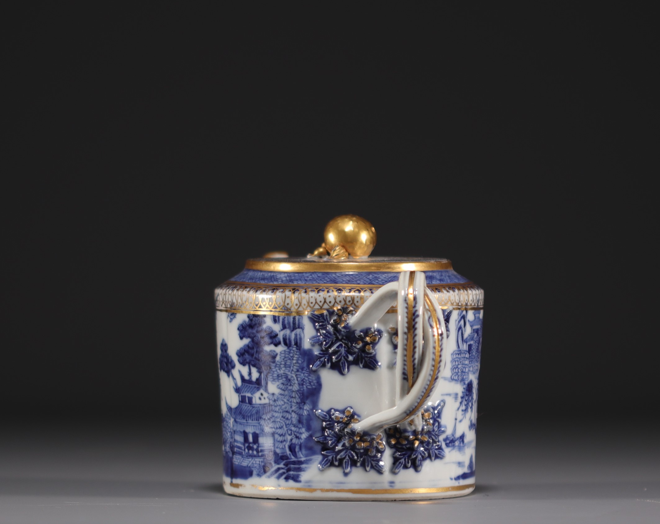 China - Blue-white porcelain teapot with gold highlights, Qianlong, 18th century. - Image 3 of 6