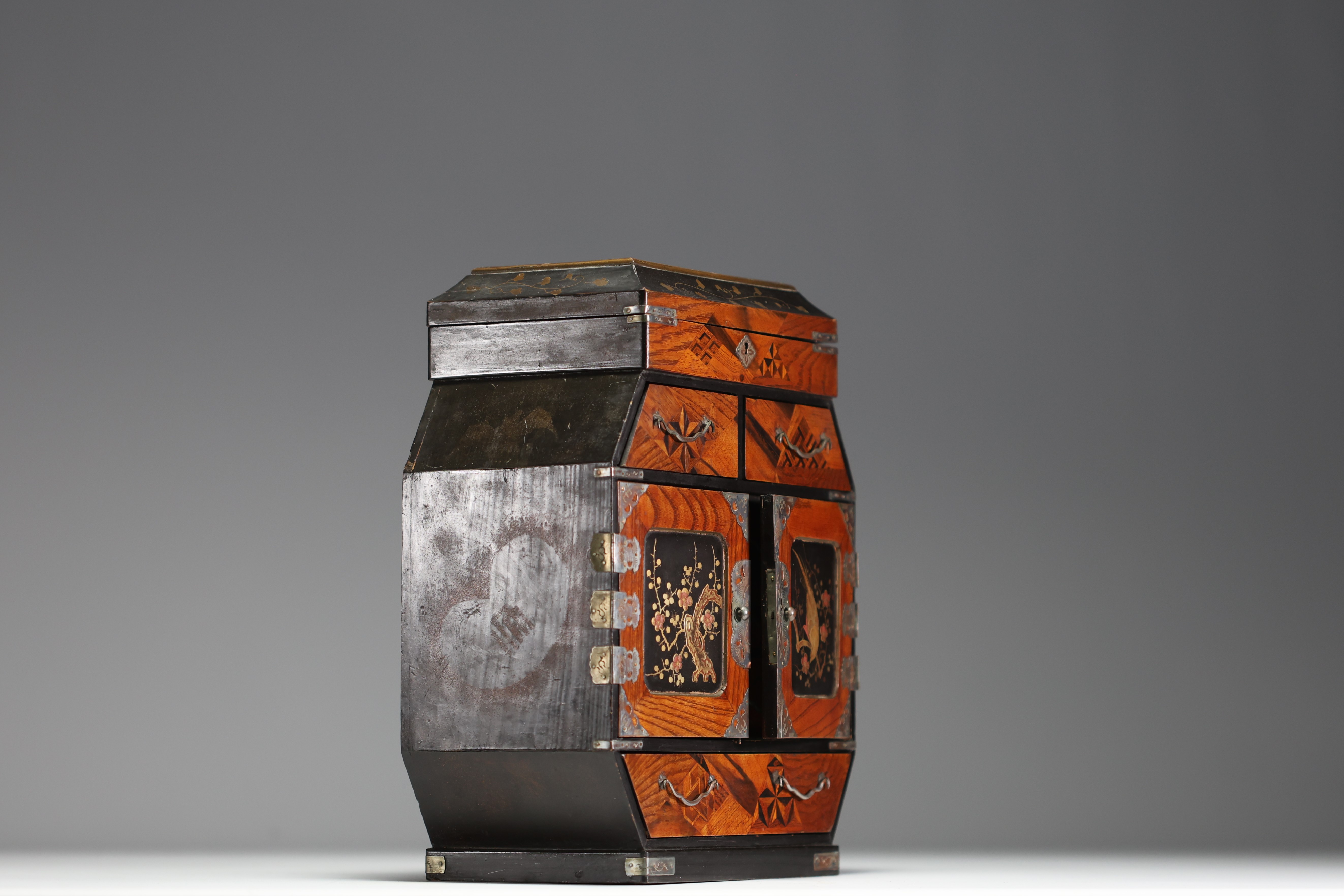 Japan - Small jewellery box, wood and lacquer marquetry, circa 1900. - Image 2 of 4