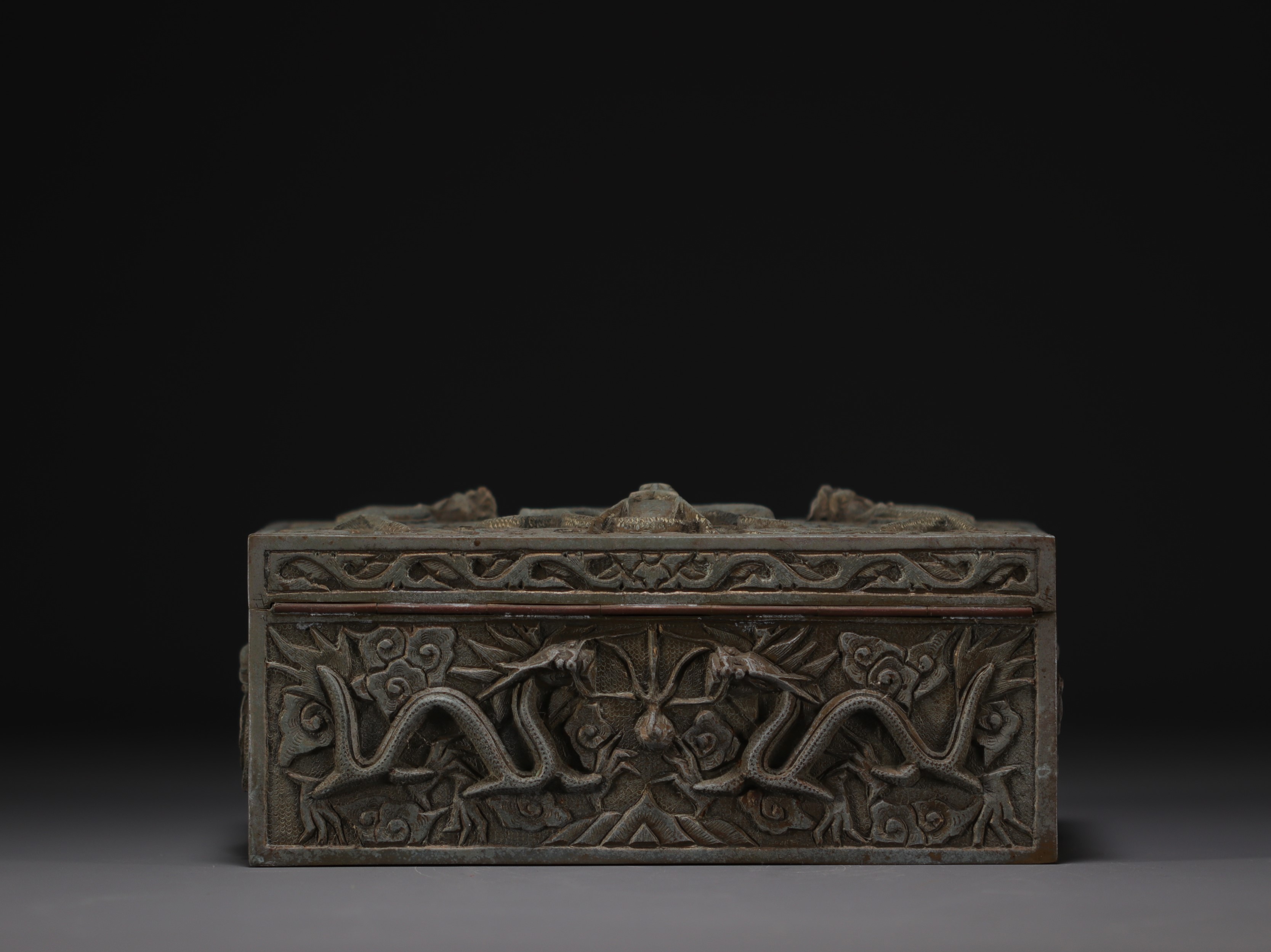 China - Patinated brass cigar box decorated with dragons. - Image 6 of 7